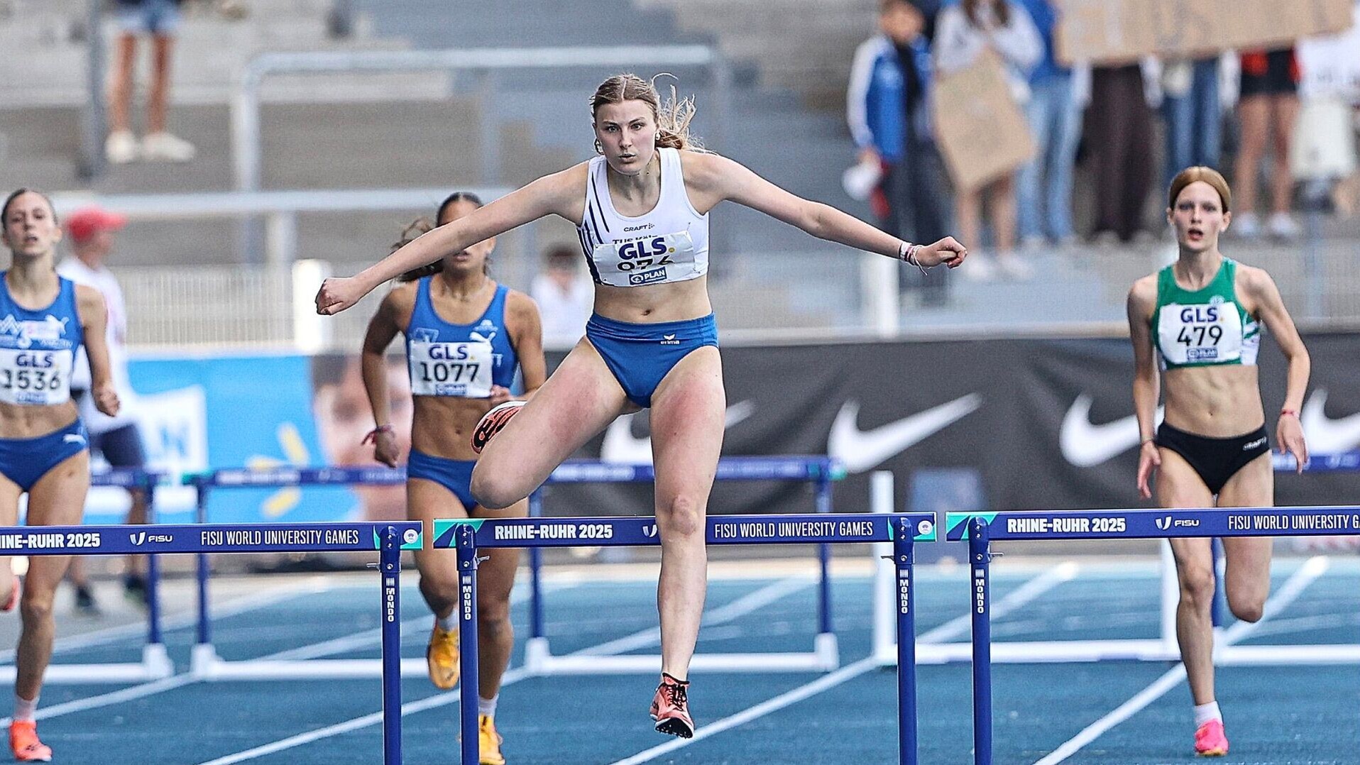 Lynn Pöppelmann überquert die letzte Hürde in einem Rennen über 400 Meter Hürden.