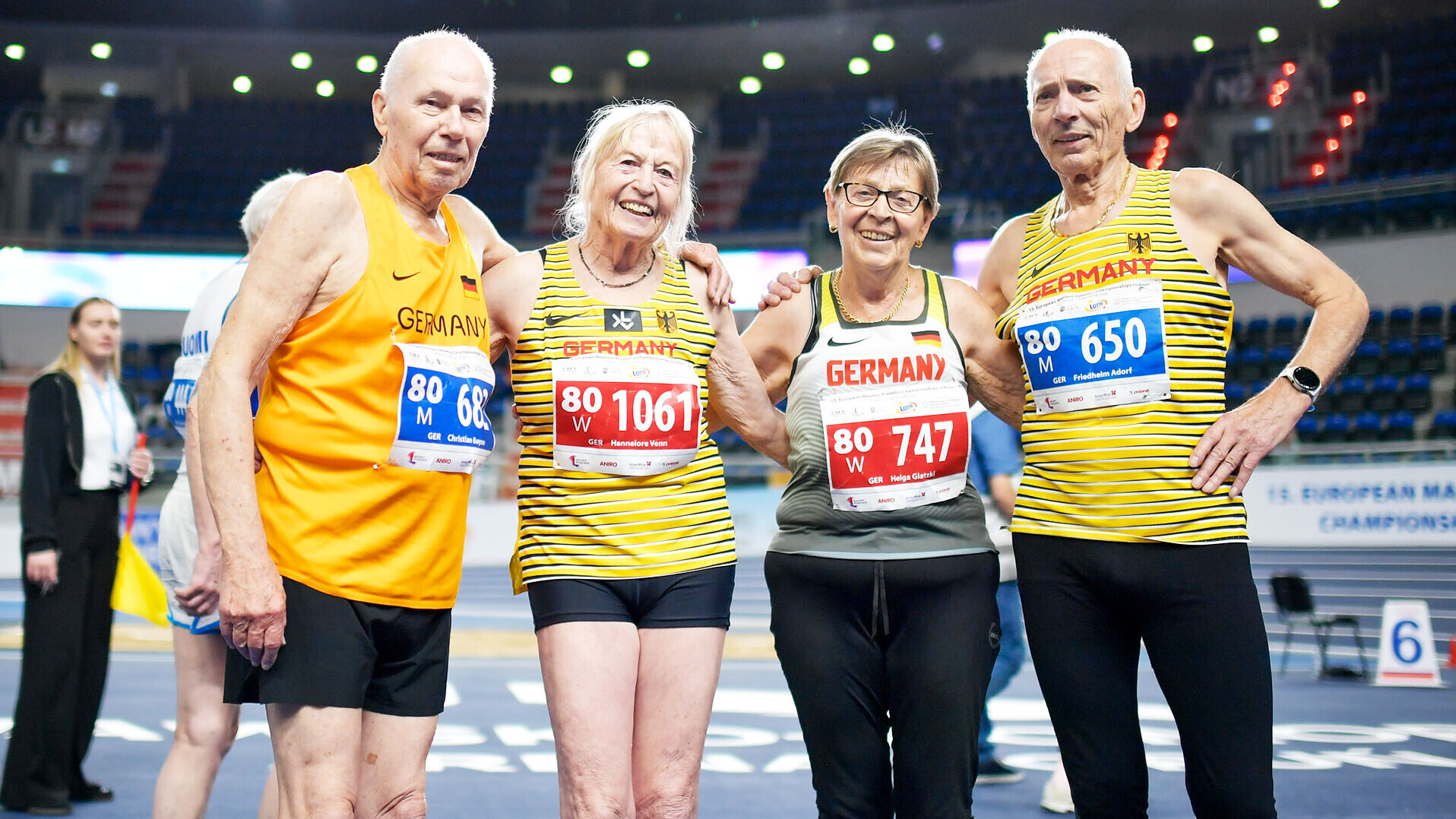 Christian Boysen, Hannelore Venn, Helga Glatzki und Friedhelm Adorf Arm in Arm