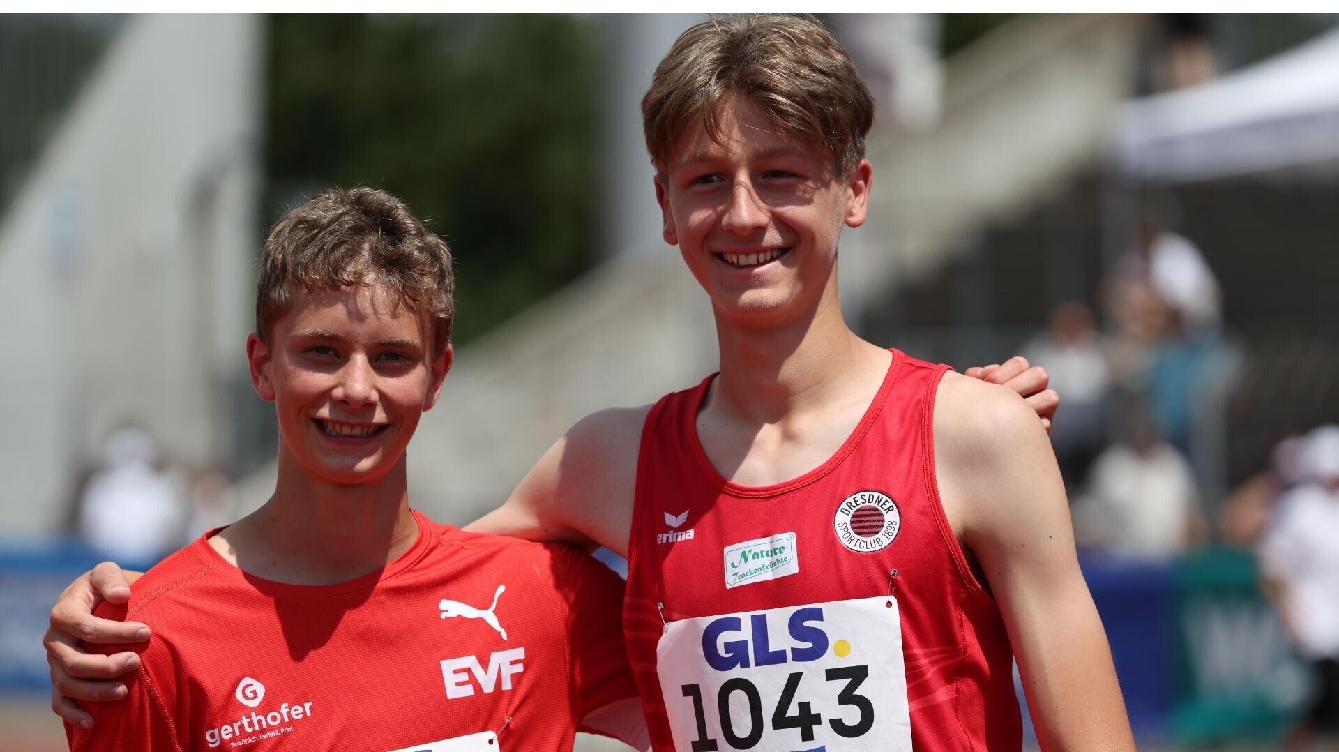 Hochspringer Bodhi Josinger und Lasse Prestel nebeneinander im Trikot