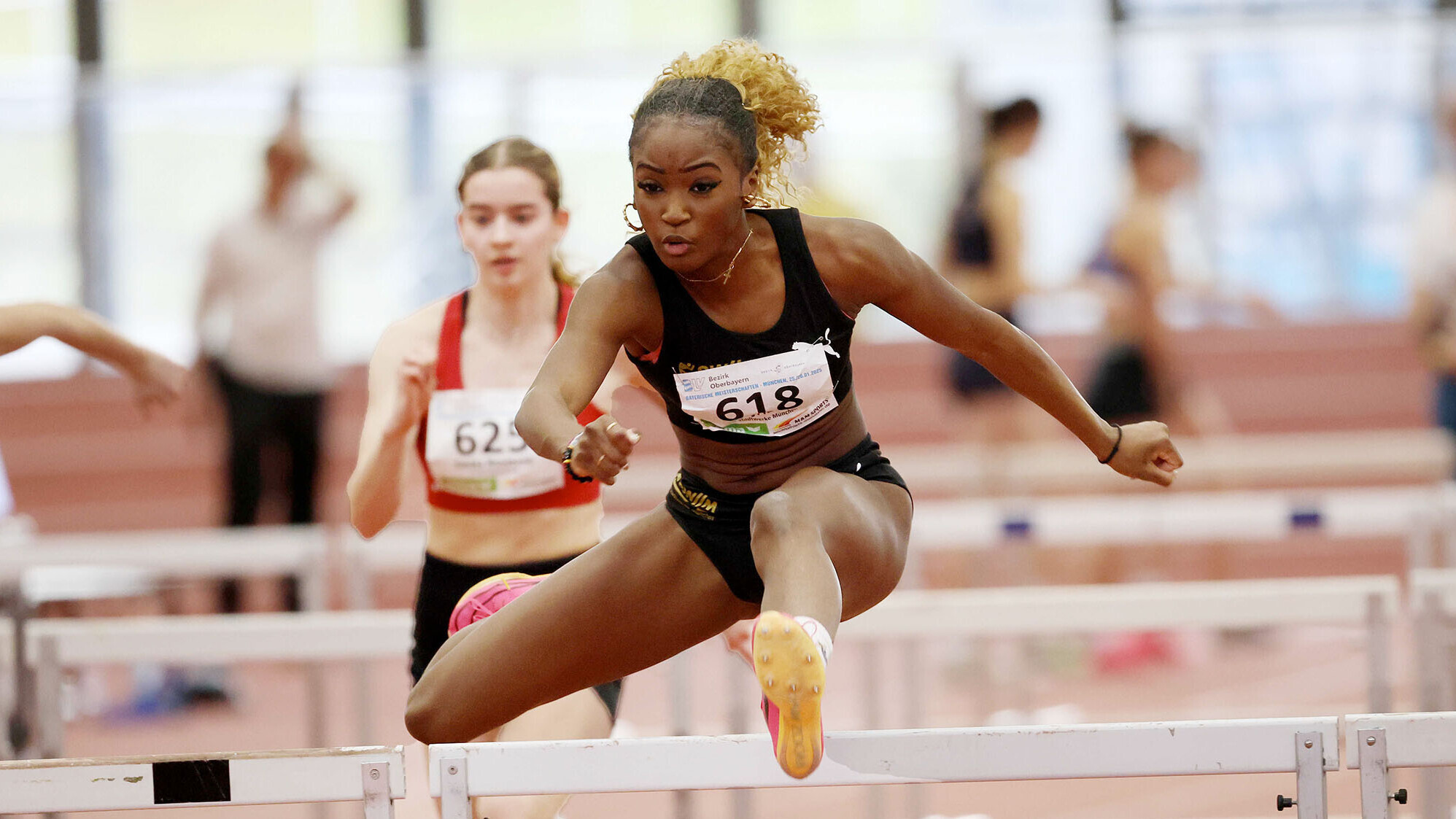 U18-Athletin Daryl Ndasi beim Überqueren einer Hürde. 