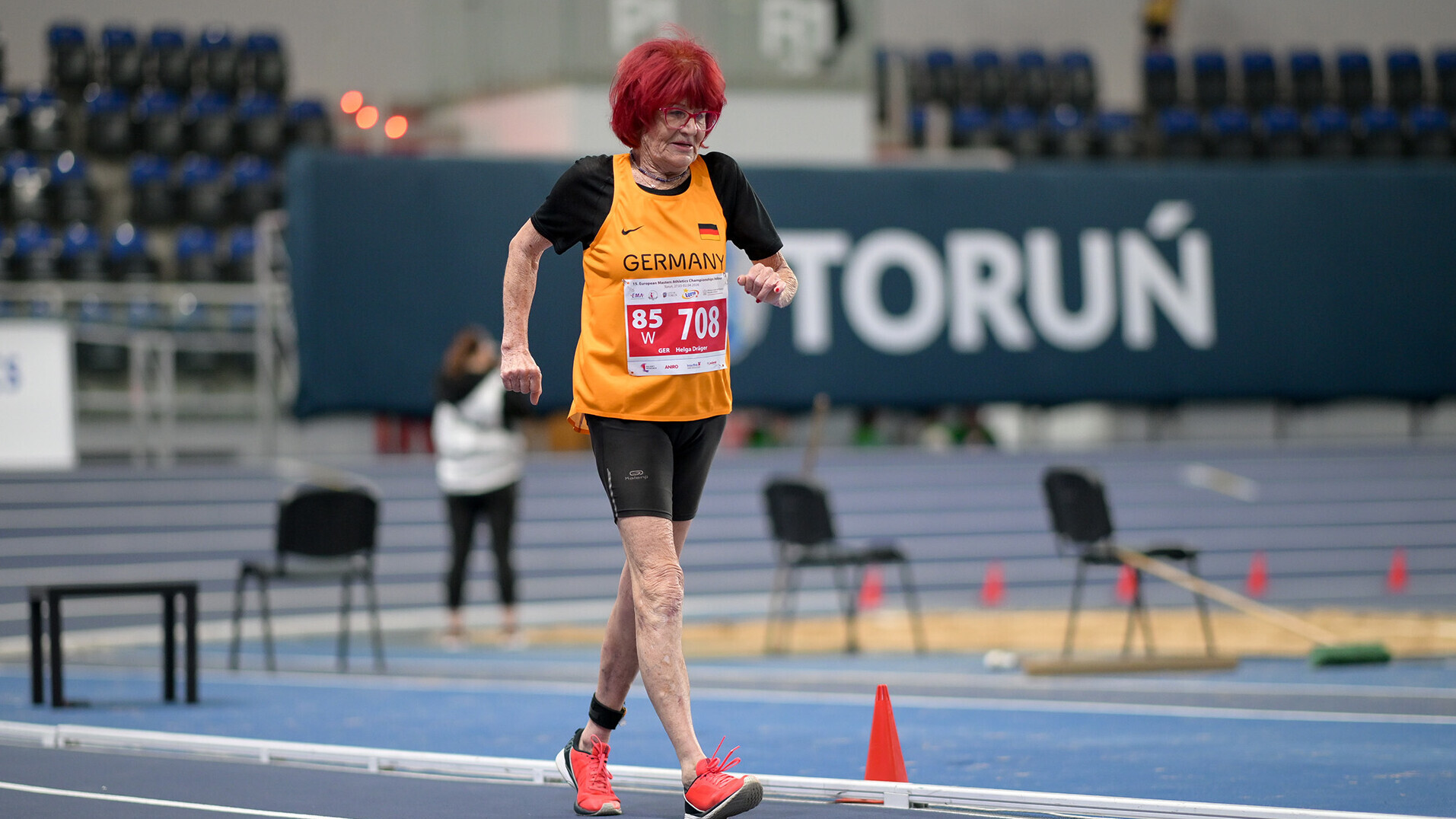 Helga Dräger im Bahngehen mit beiden Beinen fest auf dem Boden