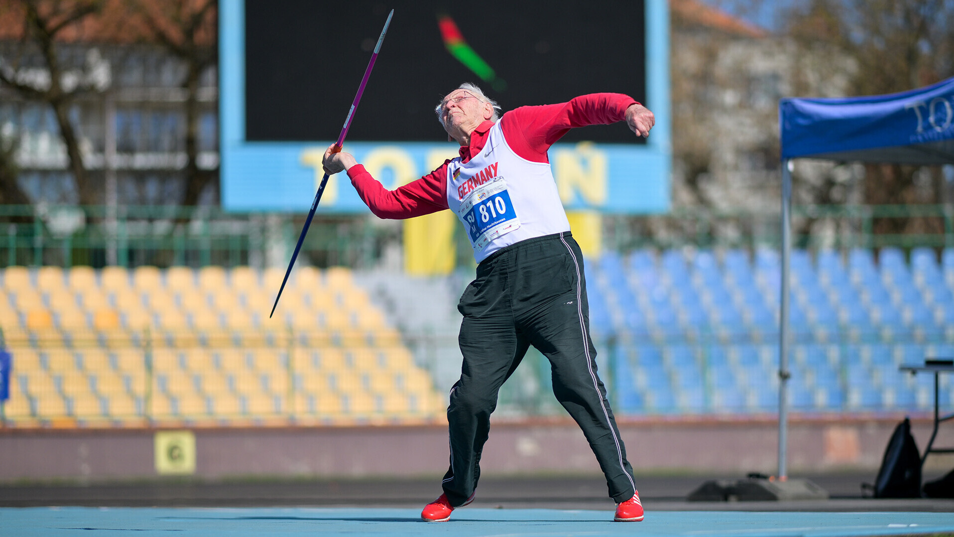Lothar Huchthausen richtet den Speer auf