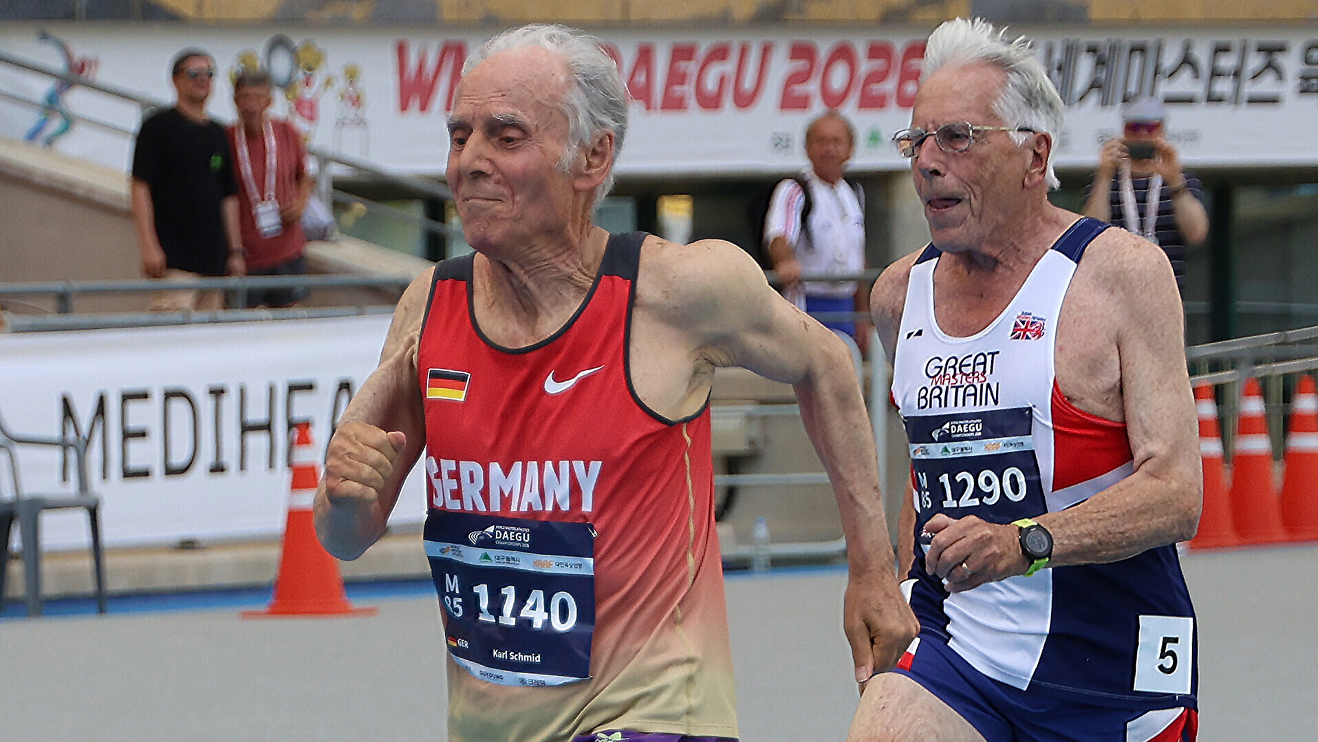 Masters-Athlet Karl Schmid wirft sich vor dem Briten ins Ziel
