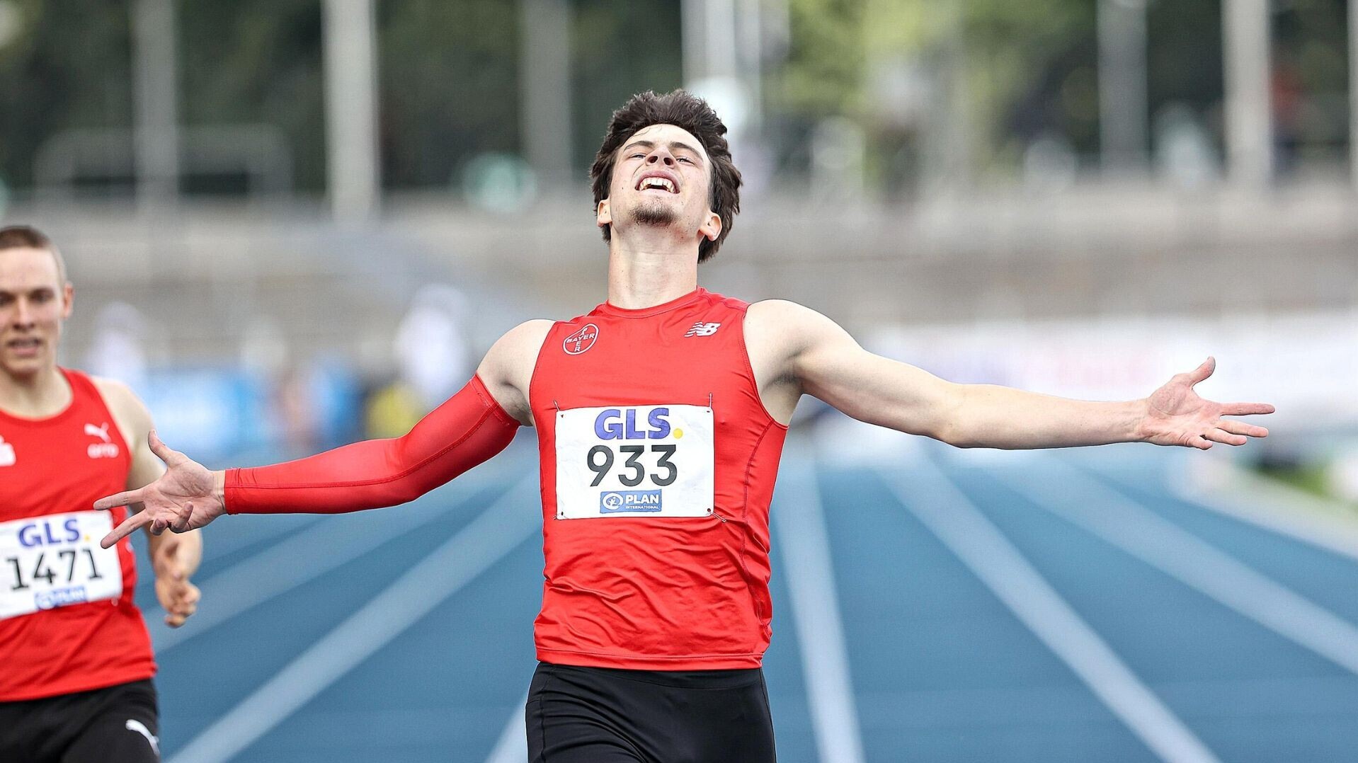 Sprinter Gianluca Wessendorf breitet im Ziel die Arme weit aus.
