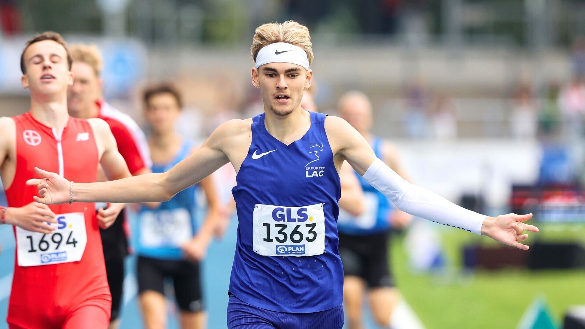 Andor Rik Schumann läuft mit ausgebreiteten Armen ins Ziel.