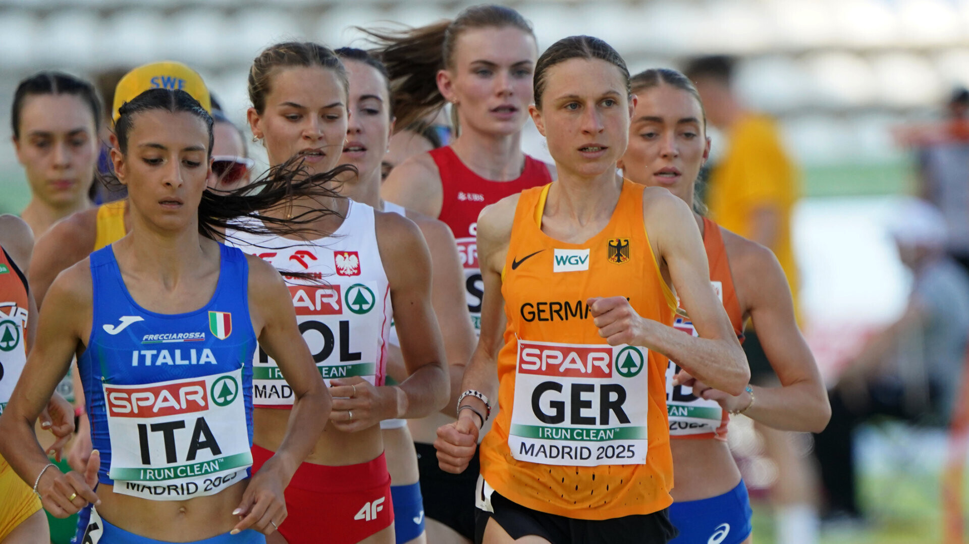 Feld von Läuferinnen mit Elena Burkard im Nationaltrikot
