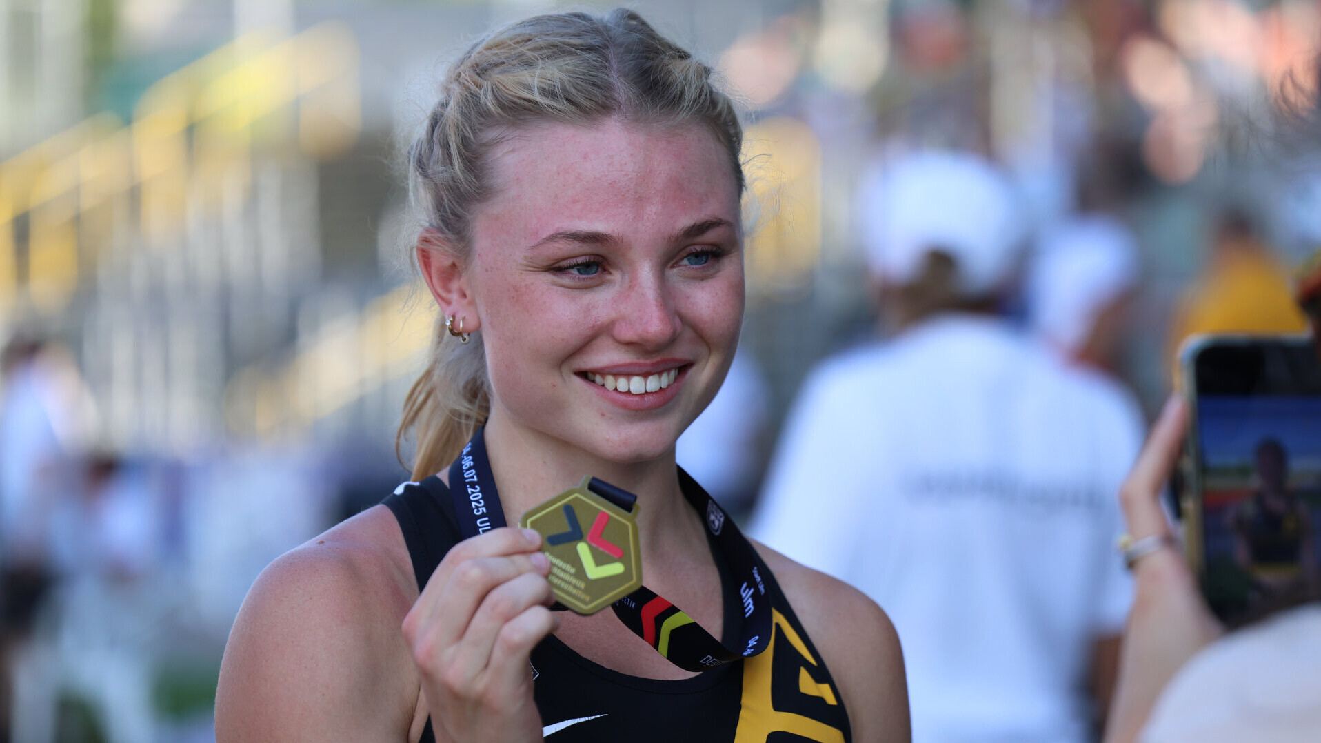 Porträt von Stabhochspringerin Chiara Sistermann mit DM-Goldmedaille