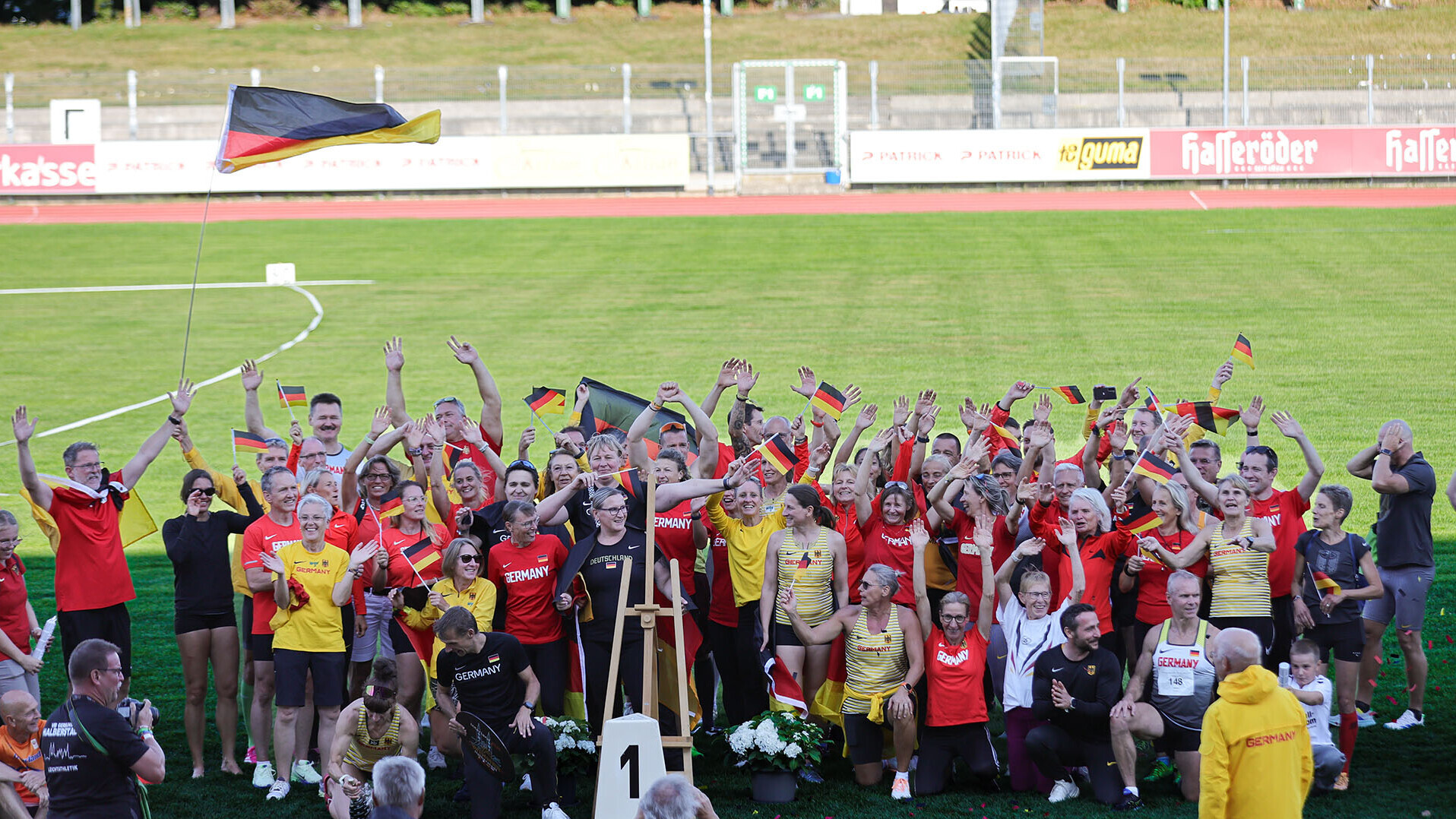 Gruppenfoto des deutschen Masters-Teams mit Deutschlandfahnen und Mannschaftskleidung