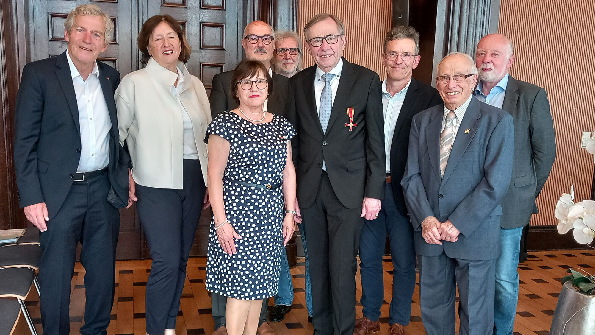 Bundesverdienstkreuz an Hans Schmidt verliehen