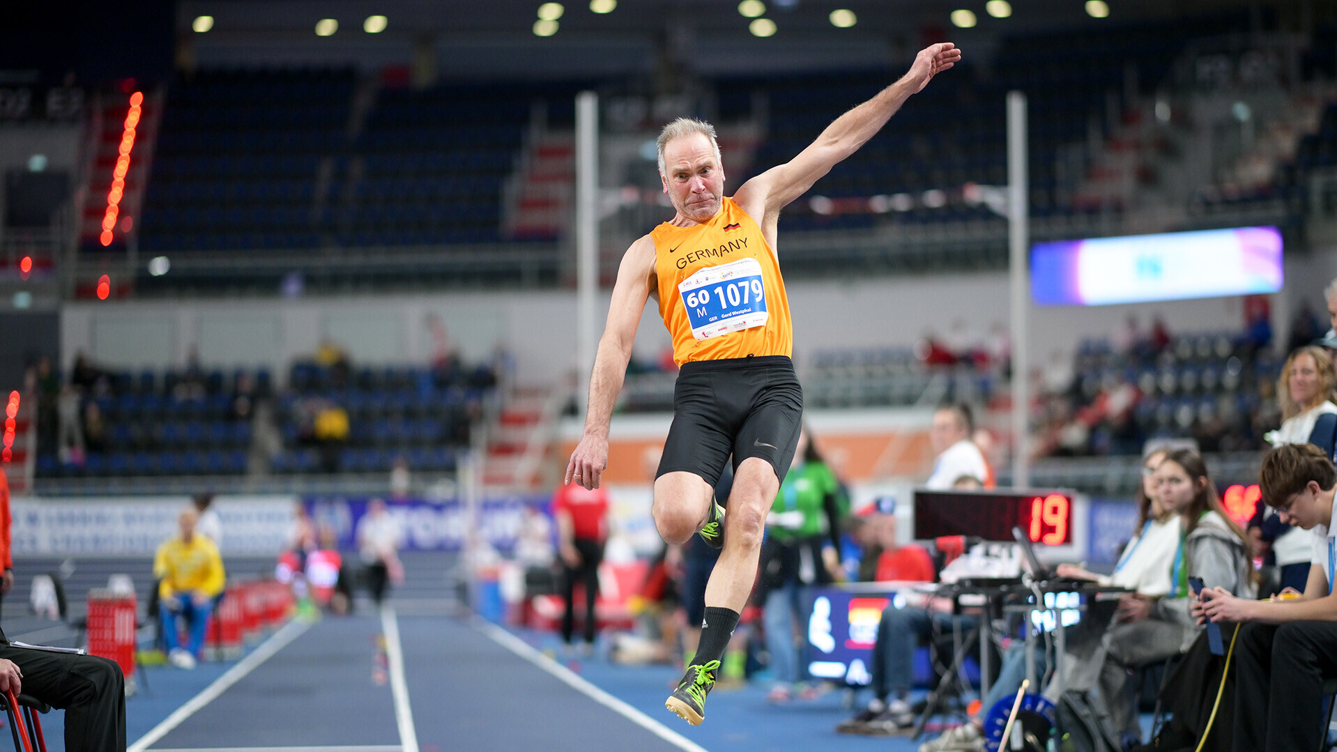 Gerd Westphal in der Luft beim Weitsprung
