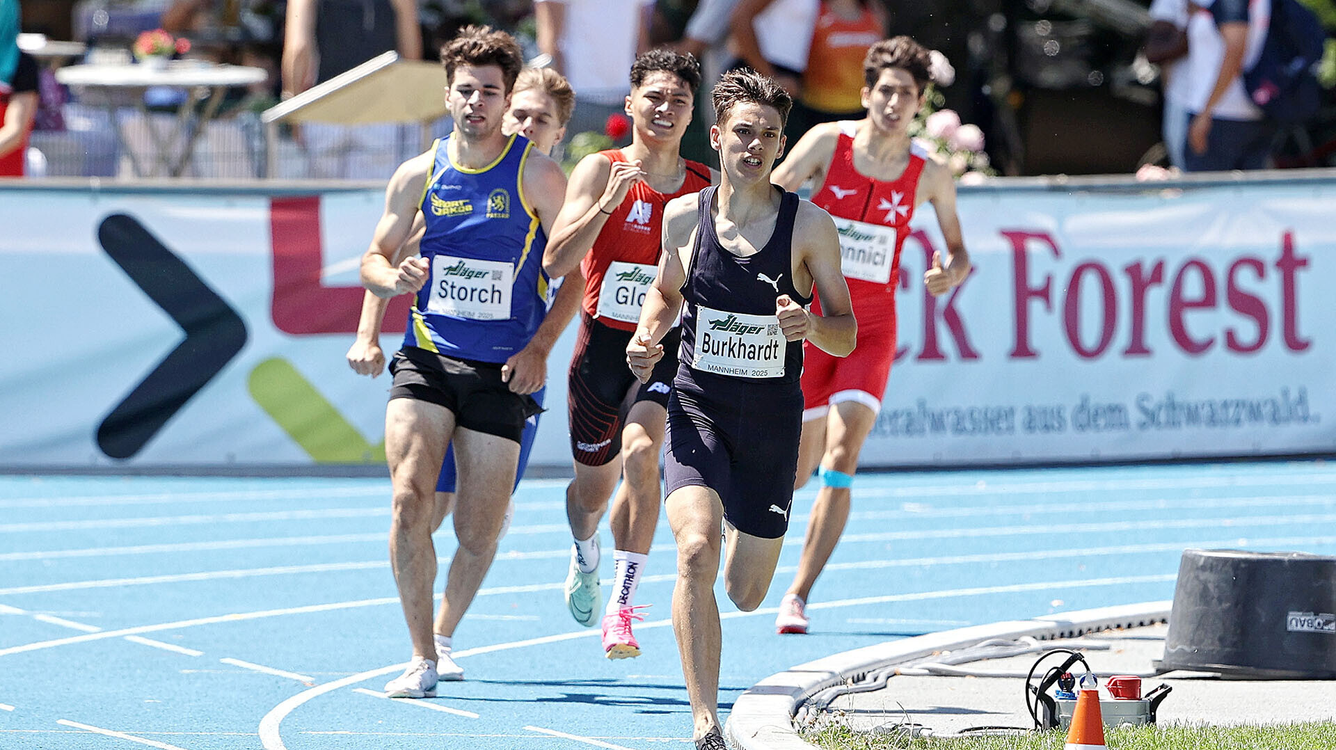 Ben Arthur Burkhardt an der Spitze des 800-Meter-Feldes