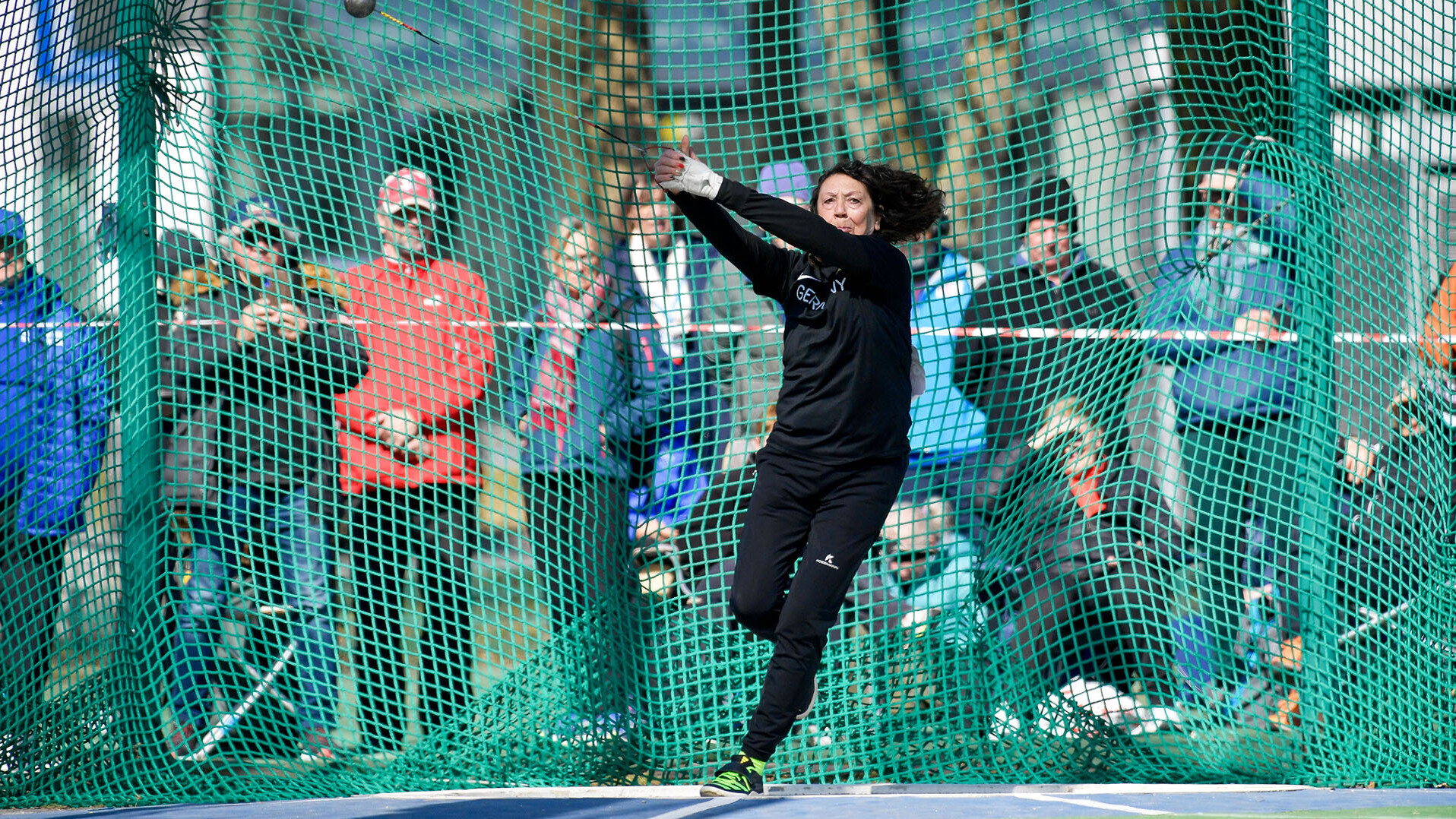 Elke Herzig dreht sich mit dem Hammer im Ring