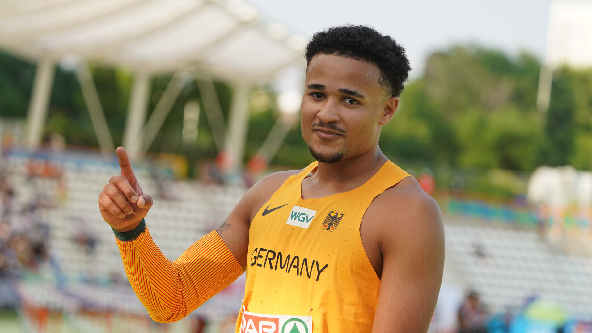 Hürdensprinter Manuel Mordi im Nationaltrikot, Finger zeigt nach oben