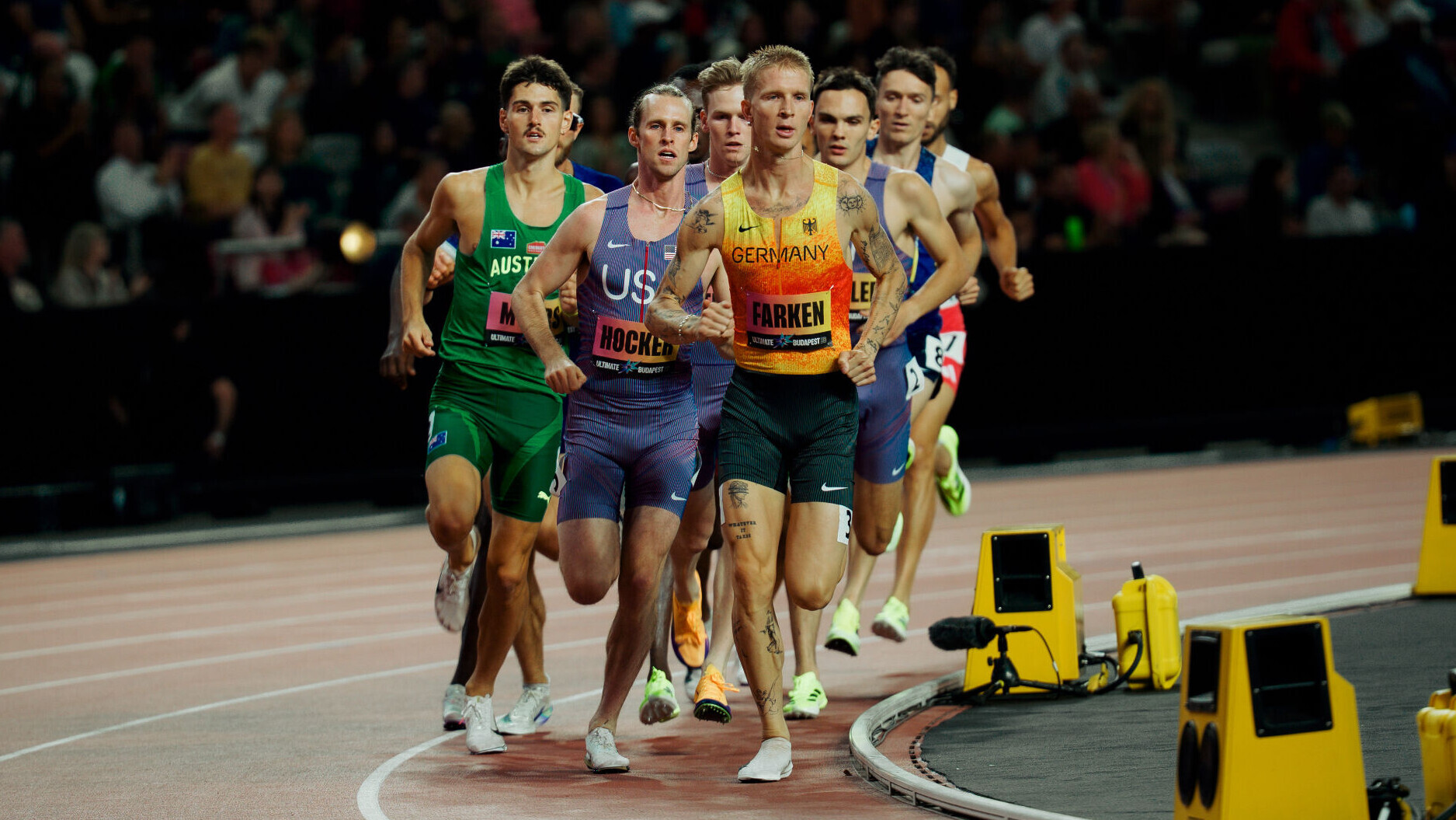  Der deutsche Mittelstreckler Robert Farken führt im Nationaltrikot ein Rennen vor den Verfolgern an.