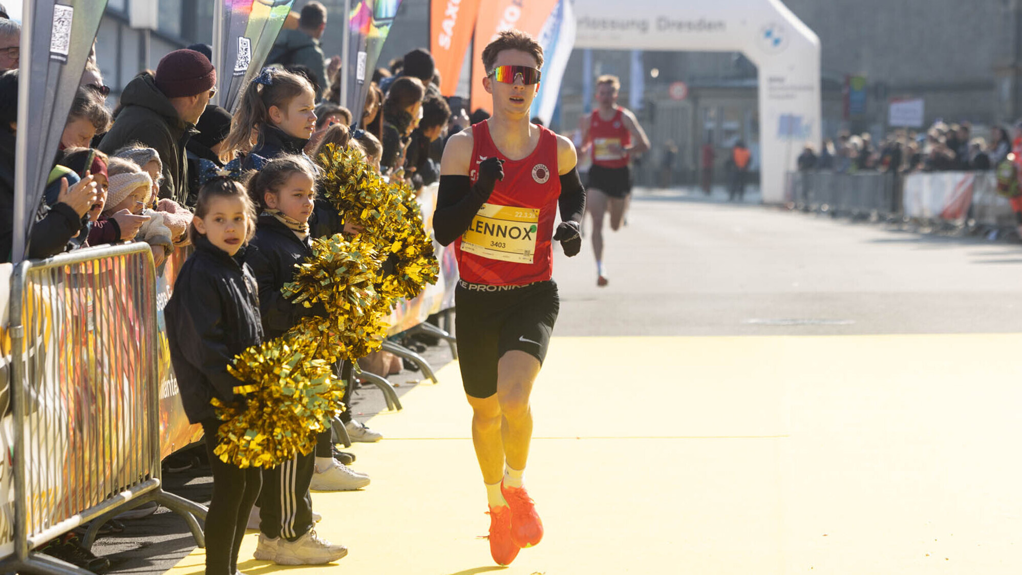 Lennox Gyulai in Aktion vor Kindern mit Blumensträußen
