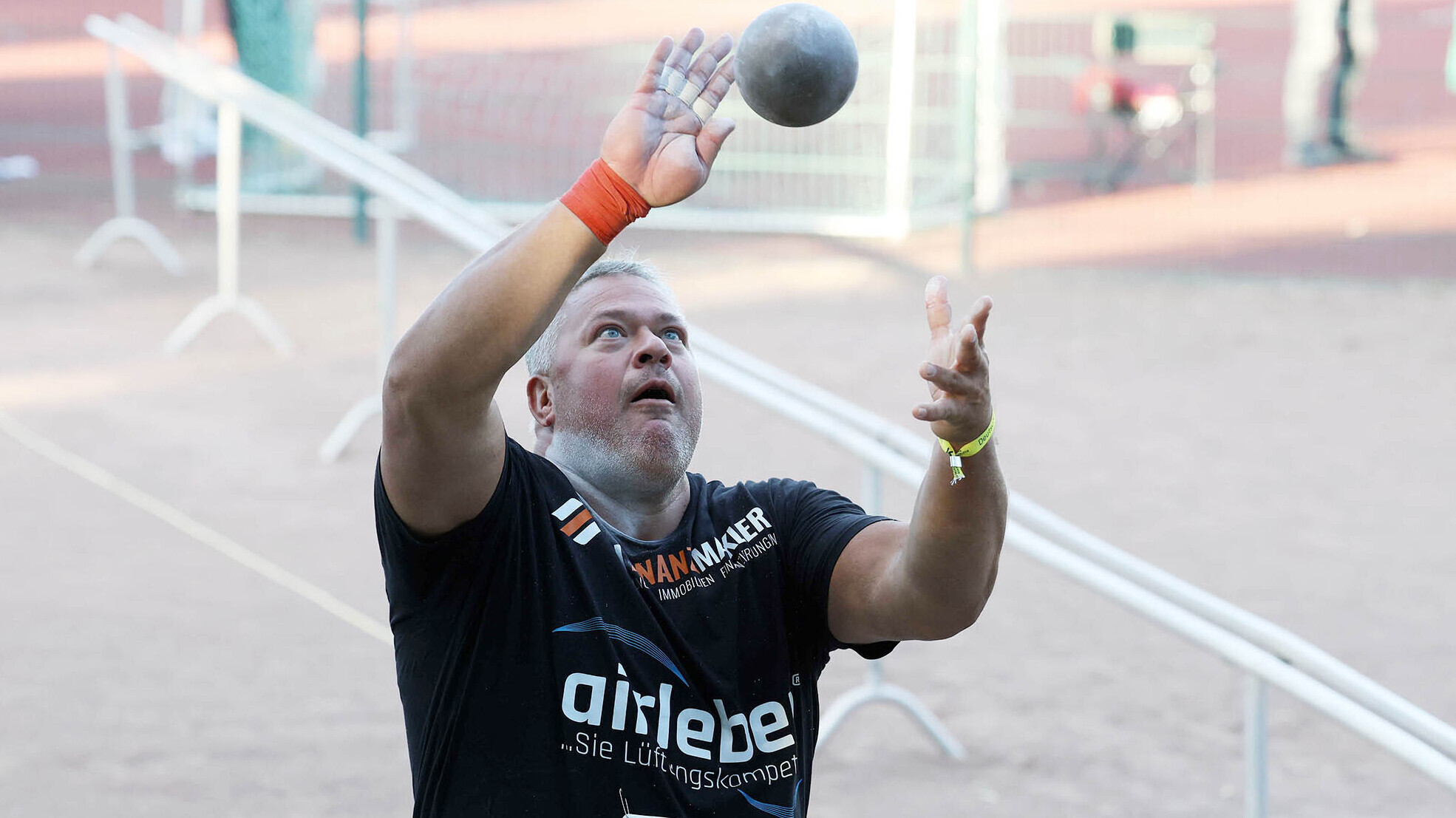 Andy Dittmar bewegt im Kugelstoßring die Kugel von der einen Hand in die andere