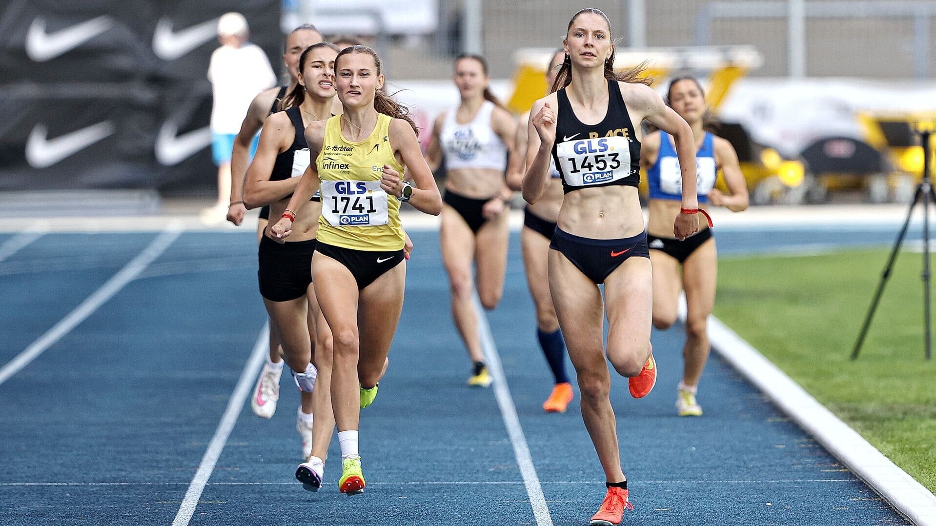 Ein Feld an 800-Meter-Läuferinnen mit Leni Hirt und Helena Guttke auf Augenhöhe
