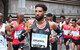 Beim fünften Sieg Eliud Kipchoges beim Berlin-Marathon pulverisierte Amanal Petros seinen eigenen deutschen Rekord. Einen sensationellen Weltrekord stellte Tigst Assefa auf. Domenika Mayer blieb deutlich unter der Olympia-Norm und rannte auf Platz zwei der ewigen deutschen Bestenliste.