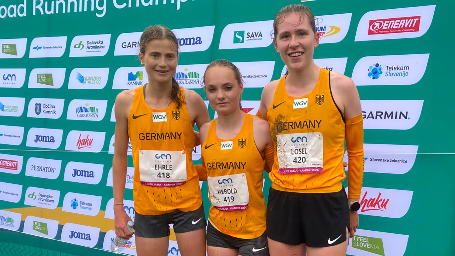 Julia Ehrle, Gloria Herold und Hannah Lösel Arm in Arm und matschbespritzt nach dem Berglauf