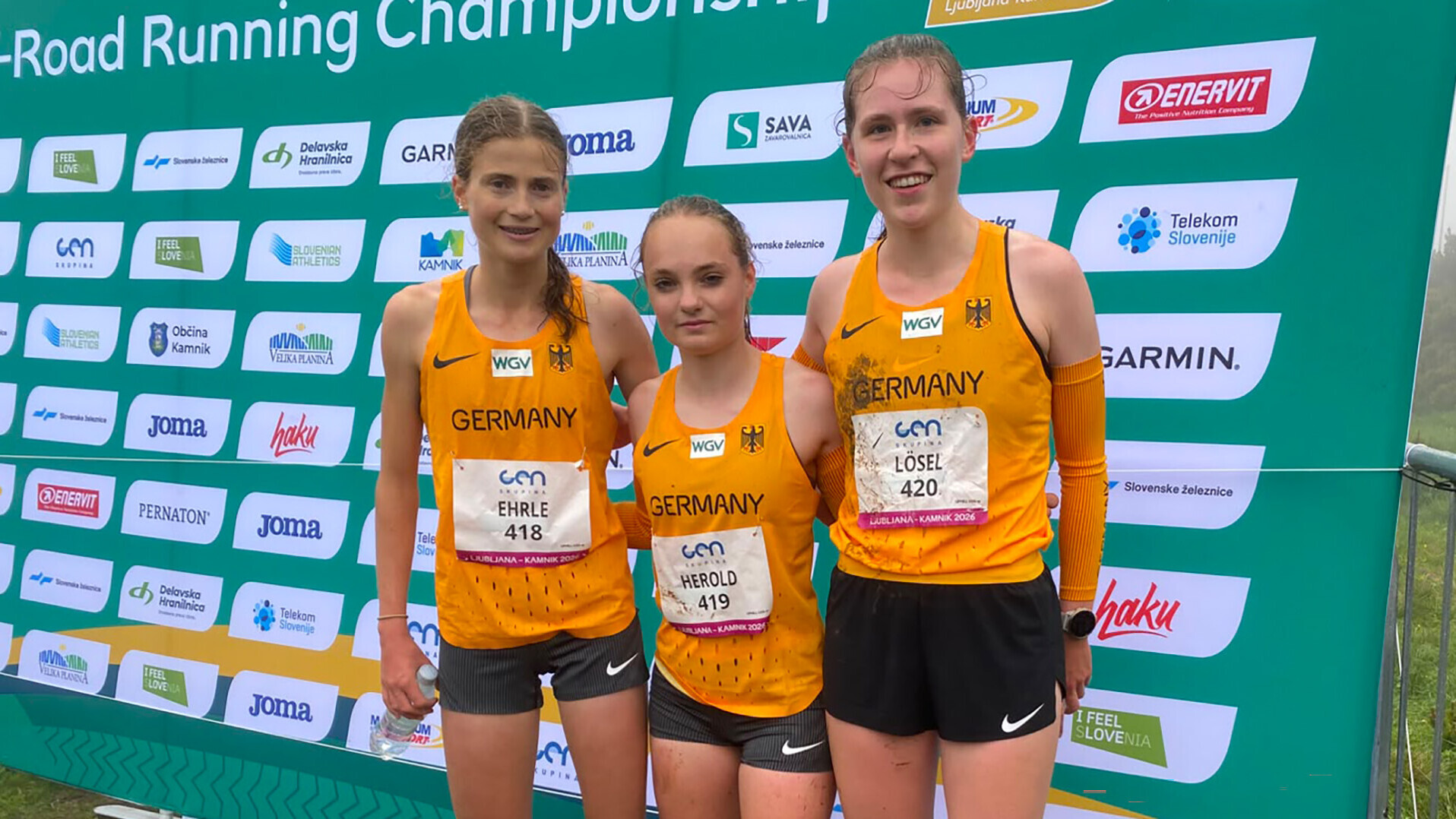 Julia Ehrle, Gloria Herold und Hannah Lösel Arm in Arm und matschbespritzt nach dem Berglauf