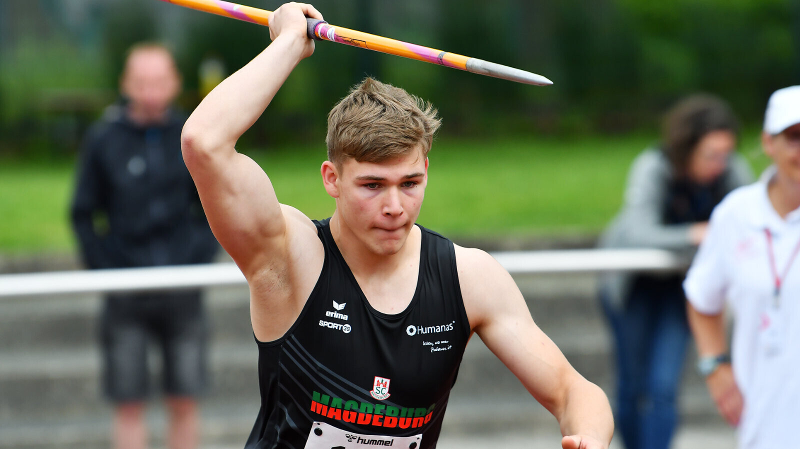 Speerwerfer Niklas Könnemann mit dem Speer in der Hand beim Anlauf