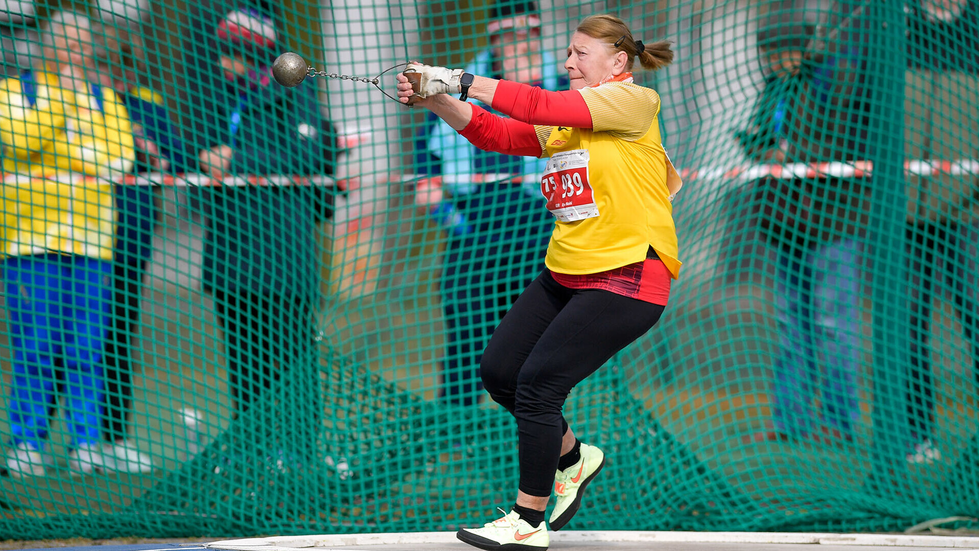 Eva Nohl im Wurfring bei der Schwungbewegung im Gewichtwurf