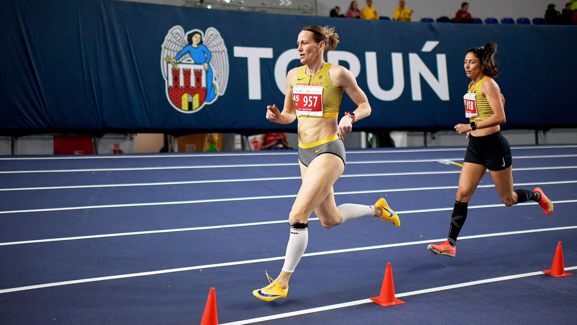 Dana Prada läuft auf der Hallenbahn vor einer anderen Athletin