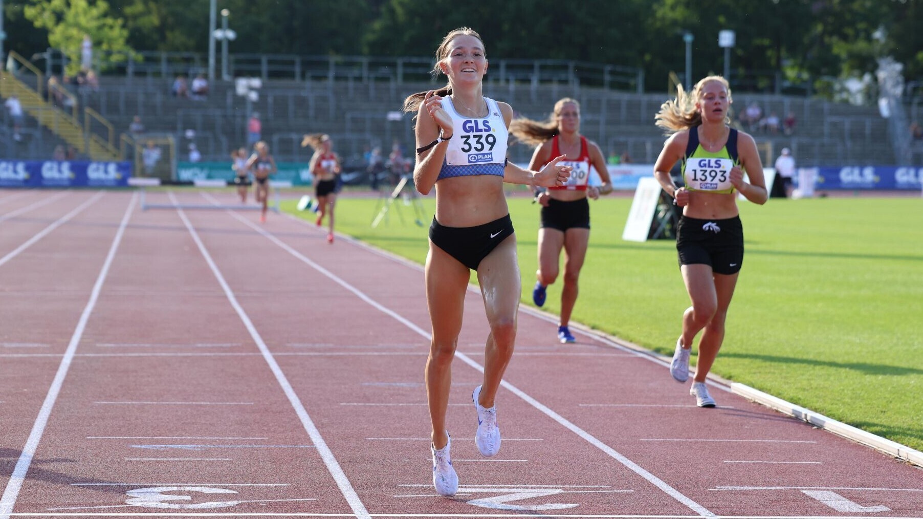 Hindernisläuferin Hanna Ackermann beim Überqueren der Ziellinie