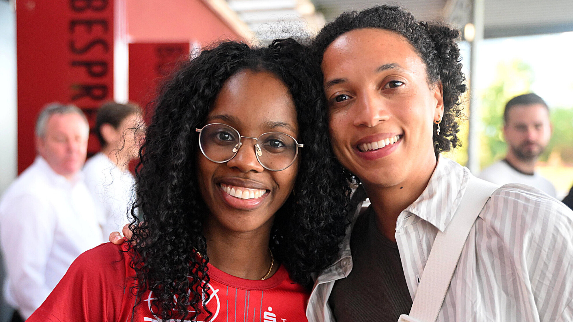 Die deutschen Weitspringerinnen Maryse Luzolo und Malaika Mihambo lächeln bei einem Porträtbild in die Kamera.