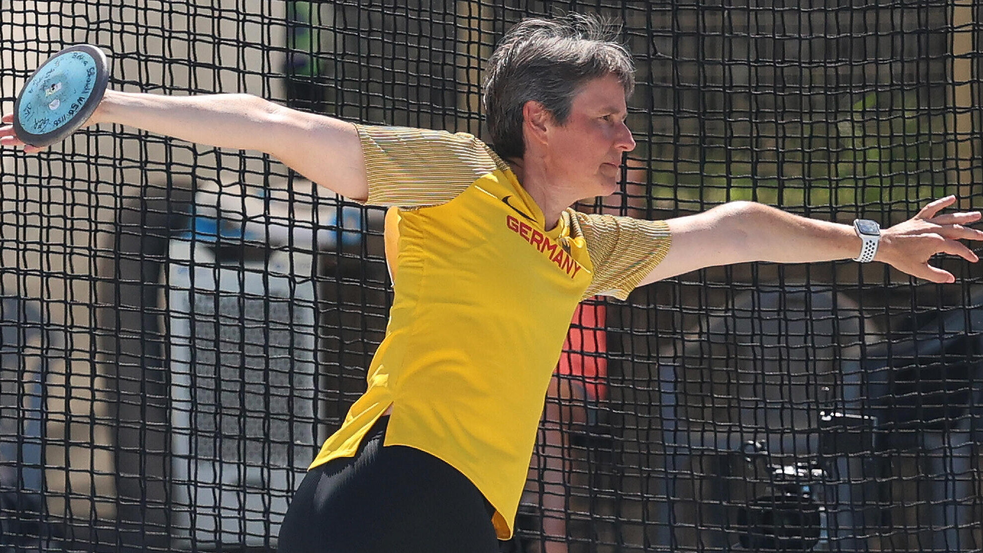 Die deutsche Masters-Athletin Bettina Schardt bei der Ausholbewegung im Diskuswurf.