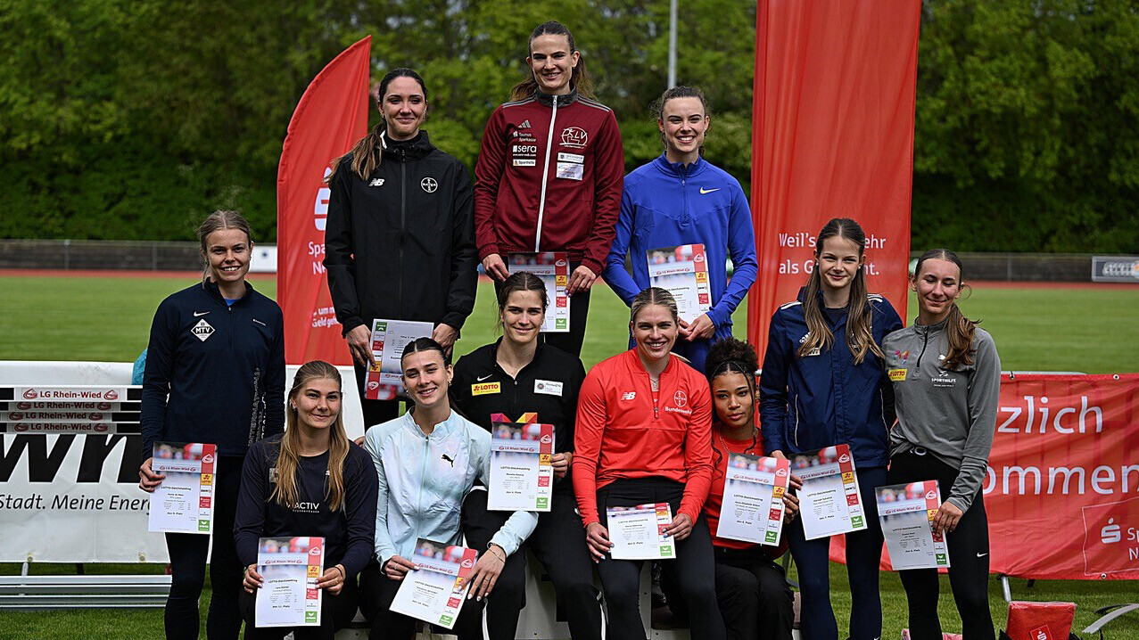 Alle Teilnehmerinnen des Vierkampfes auf dem Podium, hinten die Top Drei mit Vanessa Grimm in der Mitte