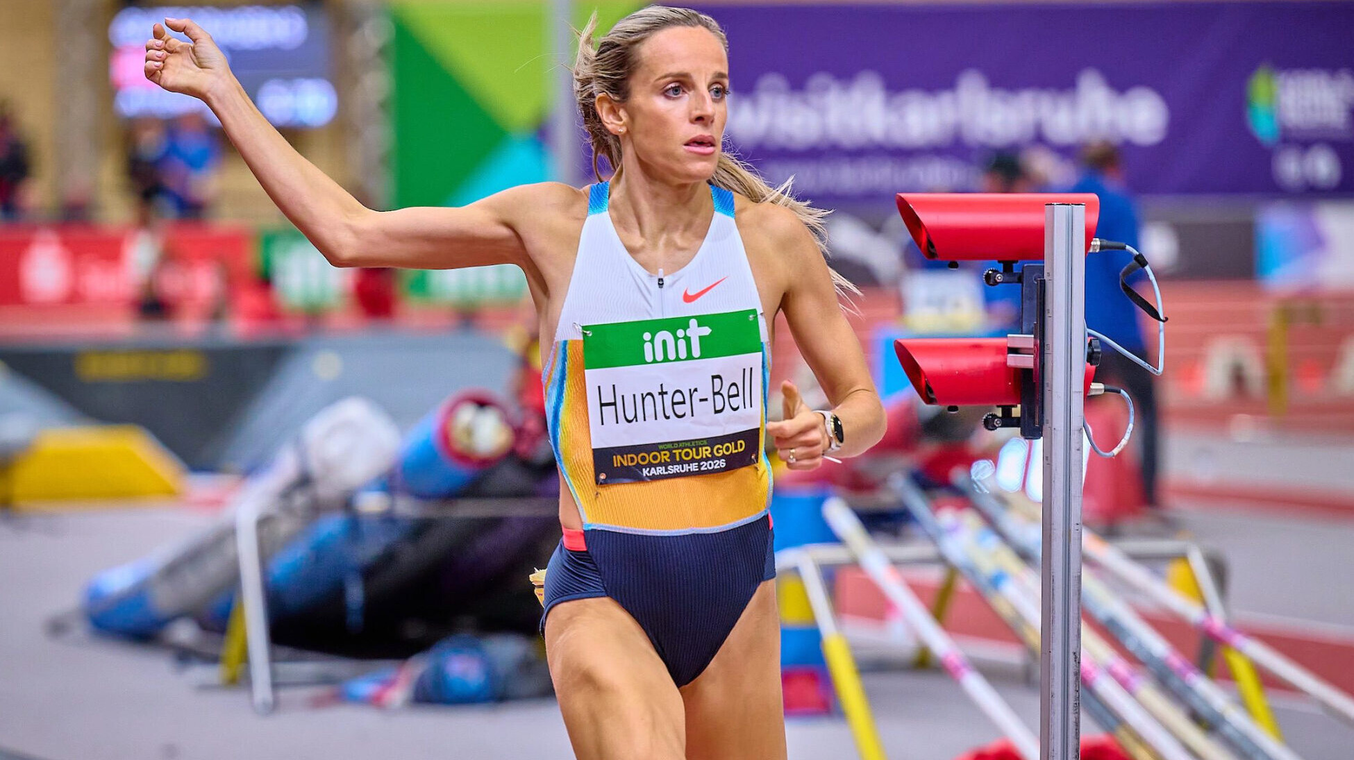 Die britische Mittelstrecklerin Georgia Hunter-Bell läuft als Erste ins Ziel.