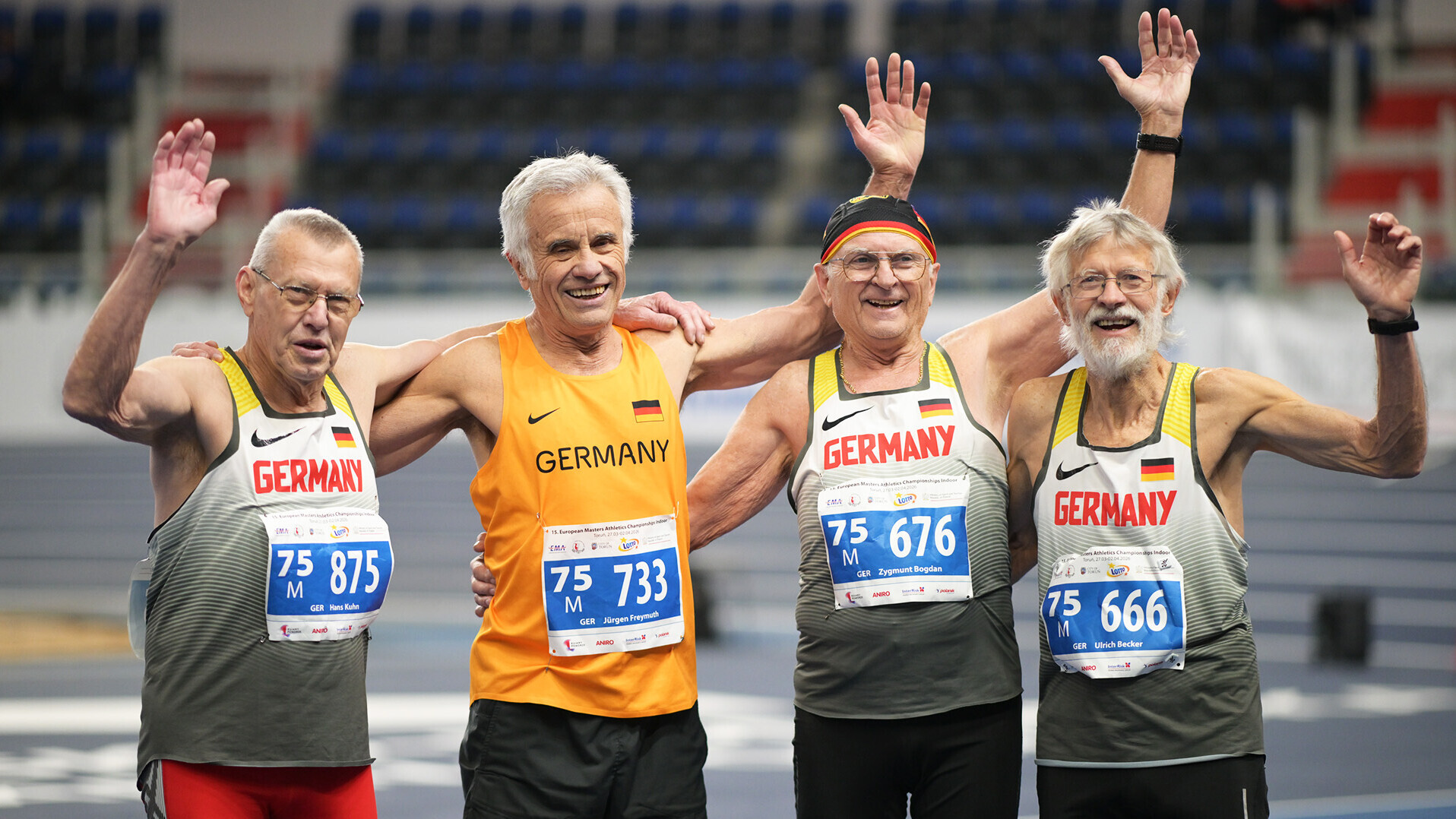 Hans Kuhn, Jürgen Freymuth, Zygmunt Bogdan und Ulrich Becker winken ins Publikum