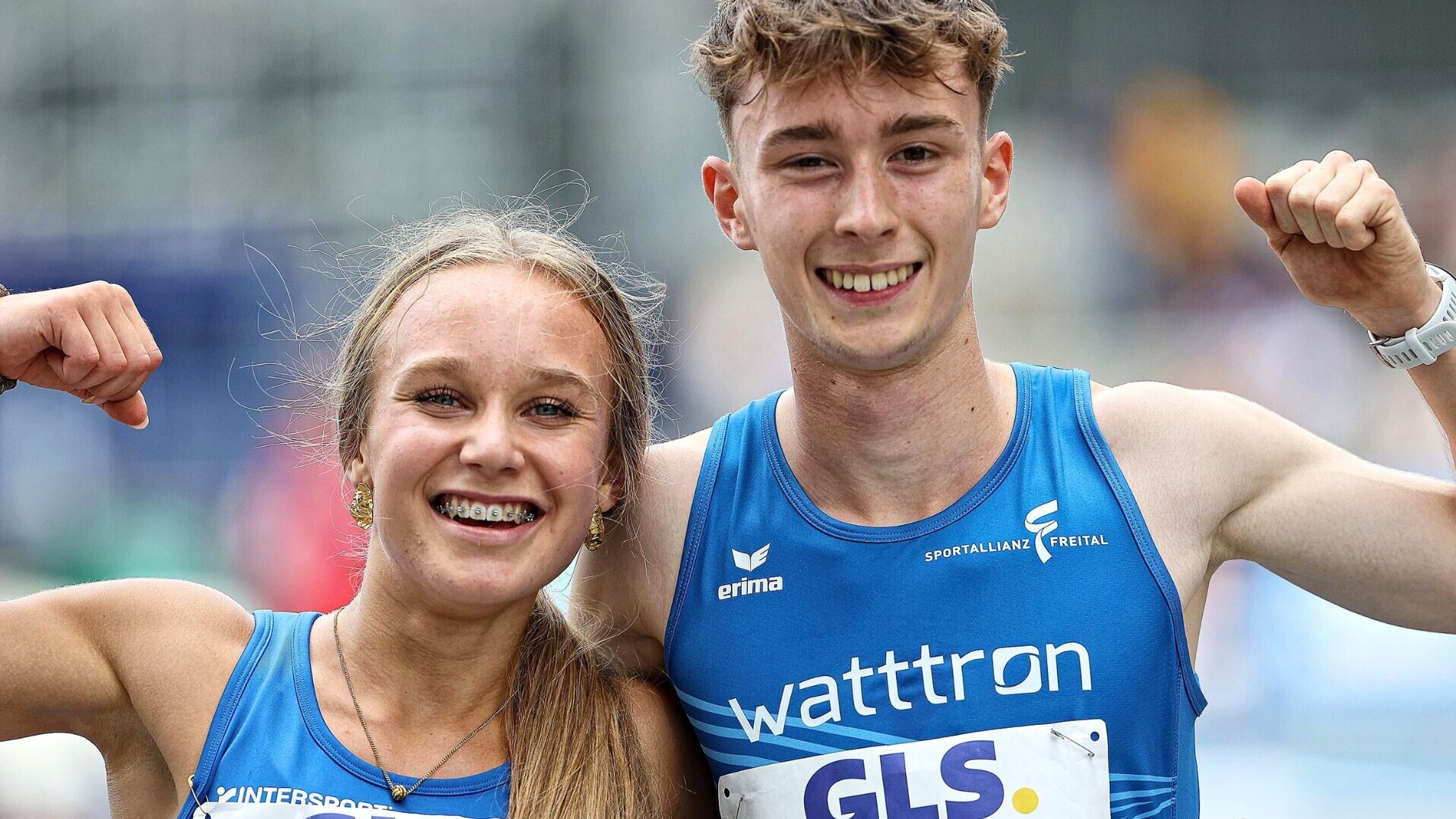 Lina Haase und Lennox Gyulai spannen die Armmuskeln an.
