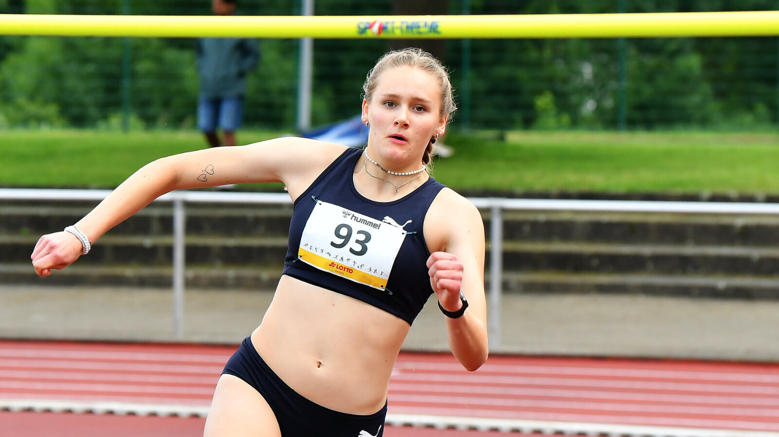 Hochspringerin Eva Kalb beim Anlauf mit Blick auf die Latte