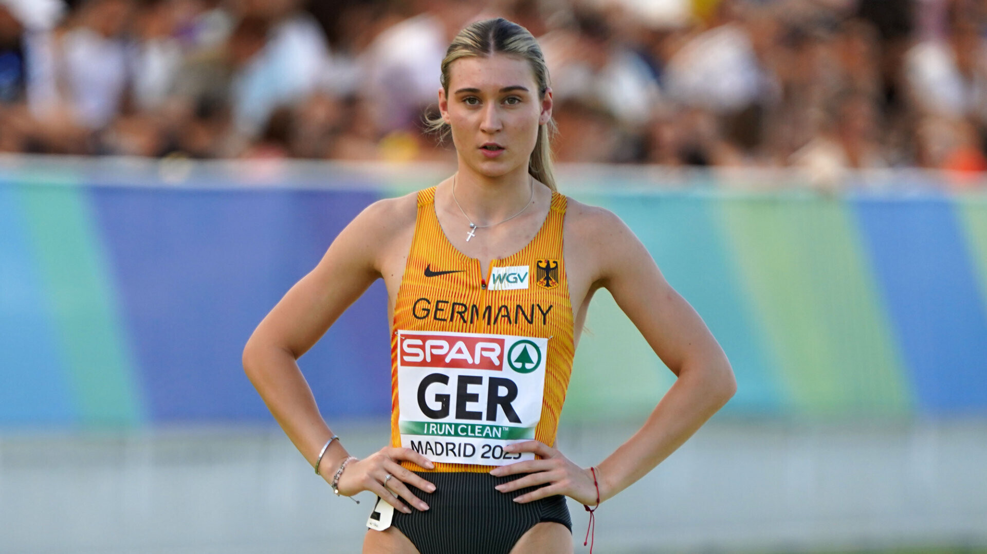 400-Meter-Sprinterin Johanna Martin im Nationaltrikot mit Händen in den Hüften vor dem Start