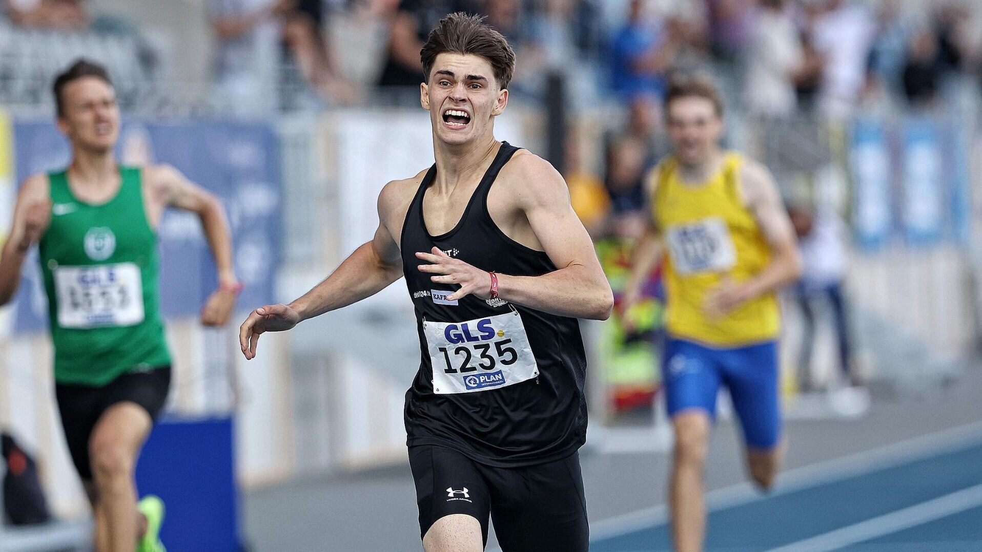 Luis Krenzlin überquert nach einem Rennen über 400 Meter Hürden die Ziellinie.