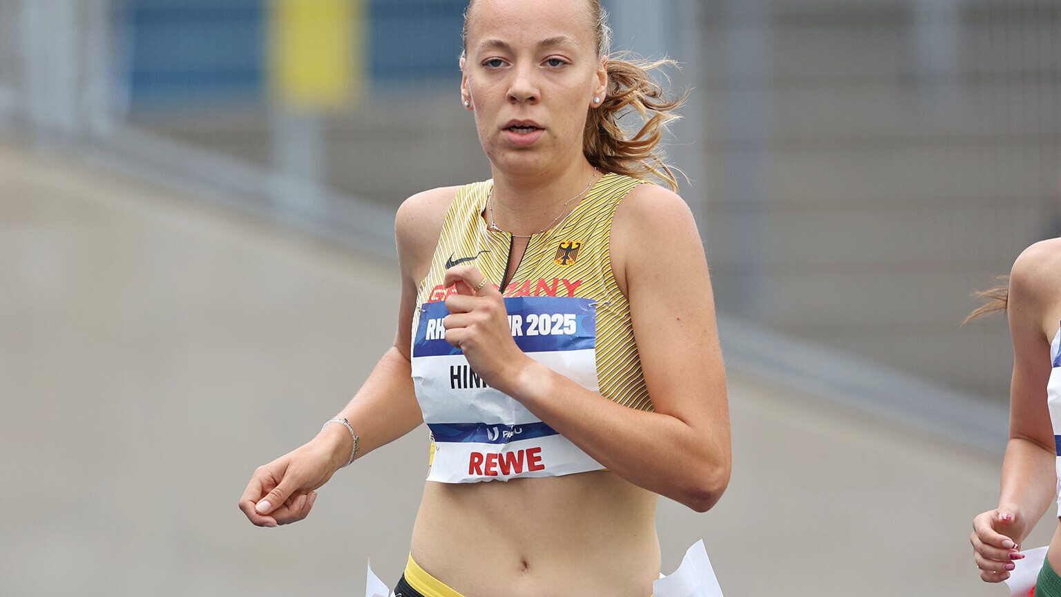Carolin Hinrichs in Aktion beim Hindernislauf