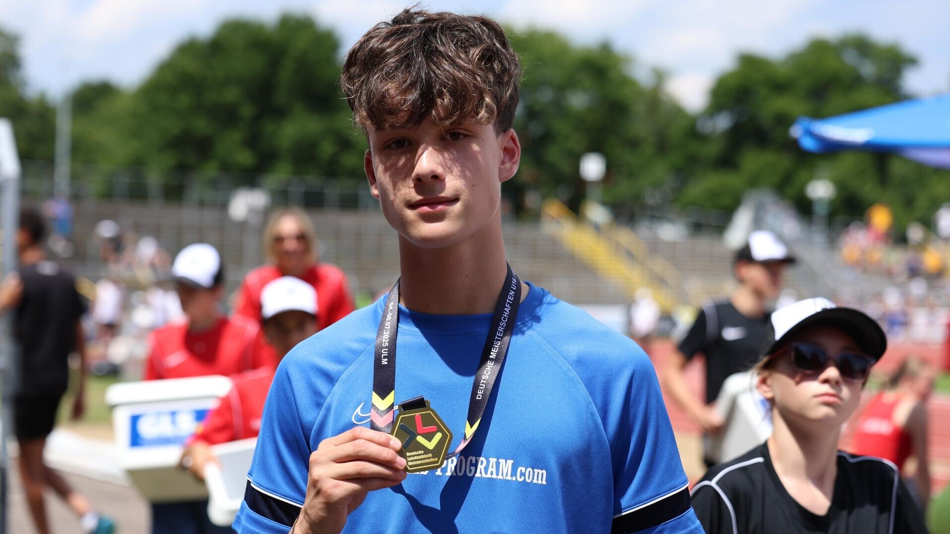 Dreispringer Tyler Leske mit einer Goldmedaille um den Hals