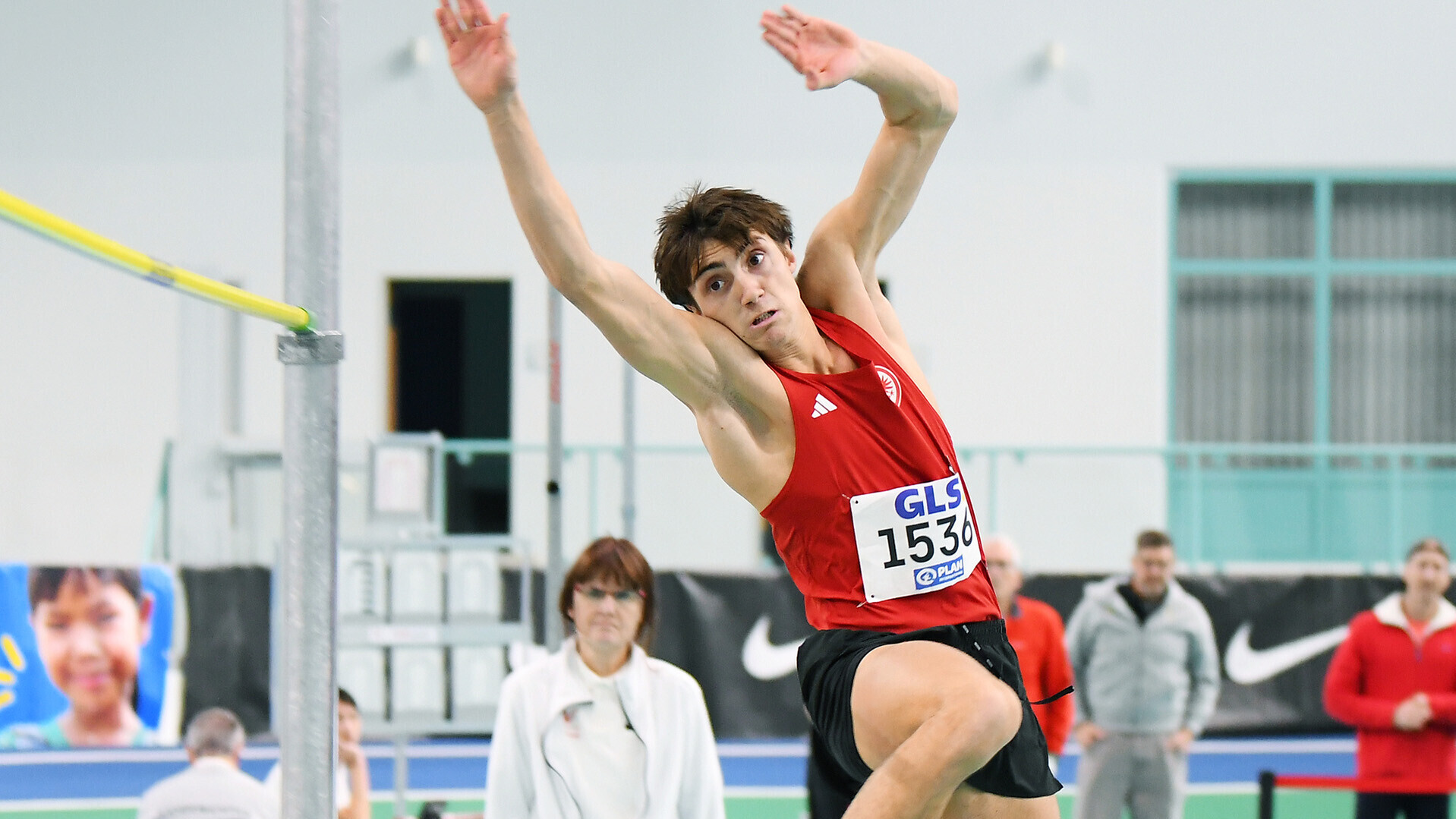 Carl Wiegand im Anflug auf die Hochsprung-Latte
