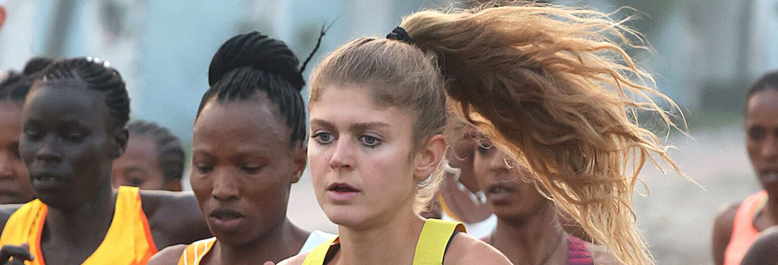 Konstanze Klosterhalfen läuft beim RAK-Halbmarathon 2024 vorneweg. Sie trägt ein schwarzes Rennoutfit. 