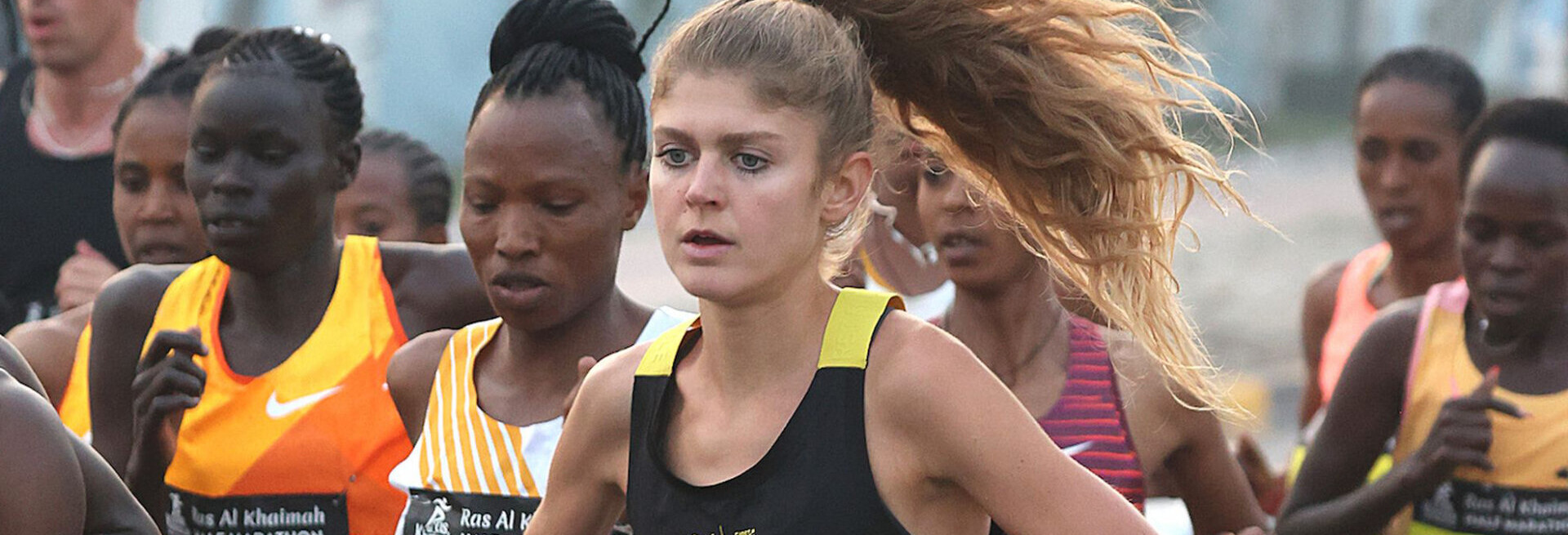 Konstanze Klosterhalfen läuft beim RAK-Halbmarathon 2024 vorneweg. Sie trägt ein schwarzes Rennoutfit. 