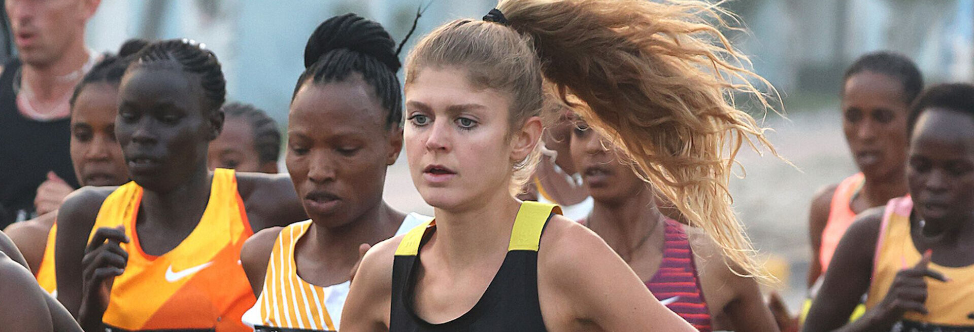Konstanze Klosterhalfen läuft beim RAK-Halbmarathon 2024 vorneweg. Sie trägt ein schwarzes Rennoutfit. 