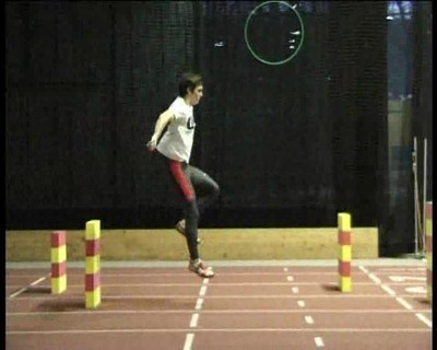 Weitsprung: Einbeinsprünge über Hürden | leichtathletik.de