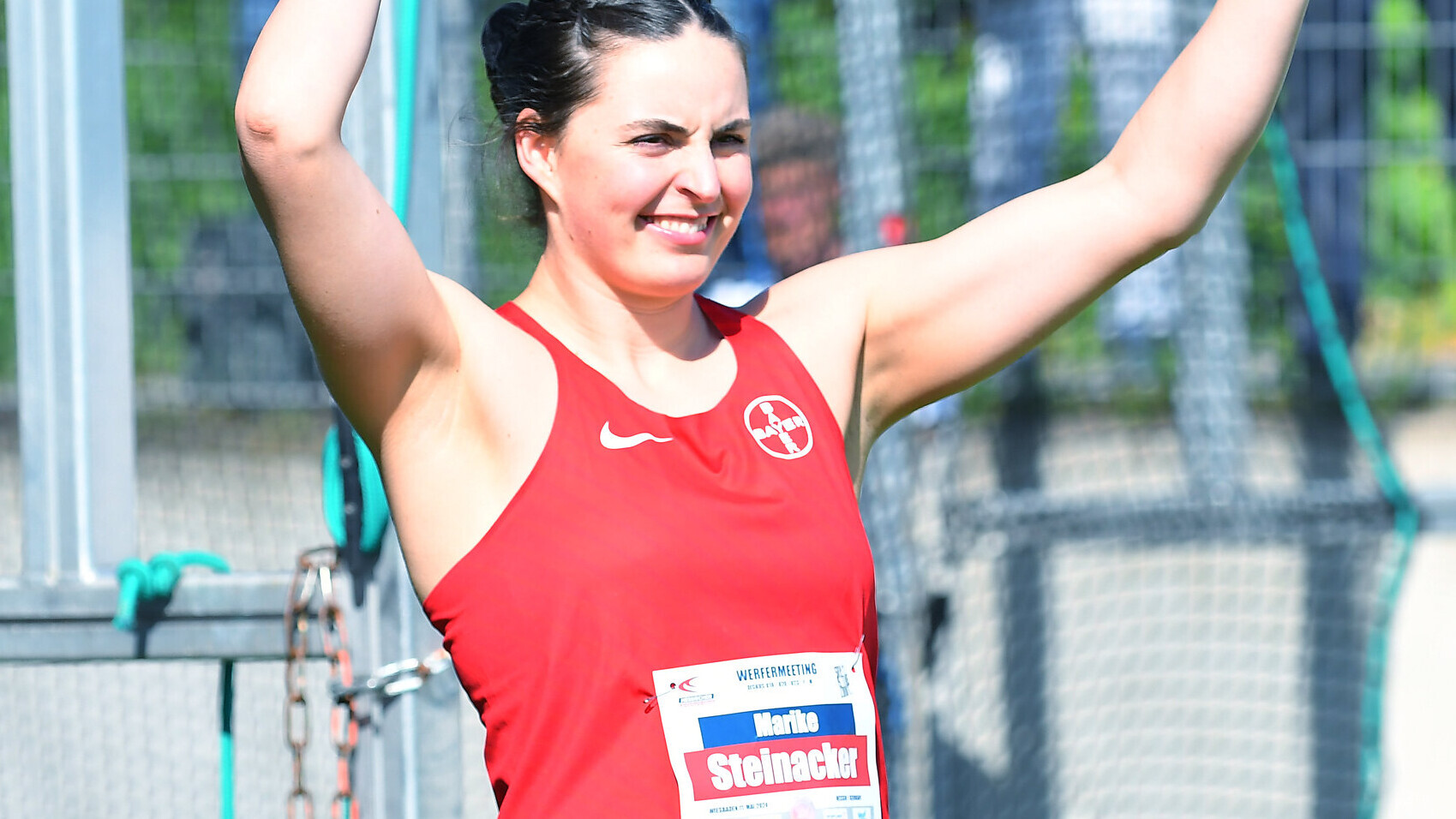 Diskuswerferin Marike Steinacker nach einem Wurf mit nach oben gereckten Armen