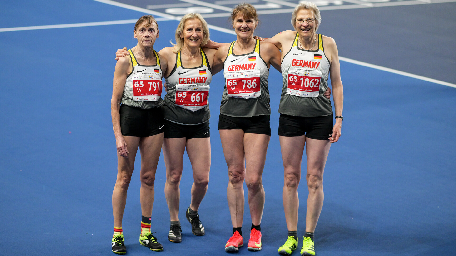 Petra Herrmann, Wiebke Baseda, Marion Hergarten und Frauke Viebahn Arm in Arm auf der blauen Bahn