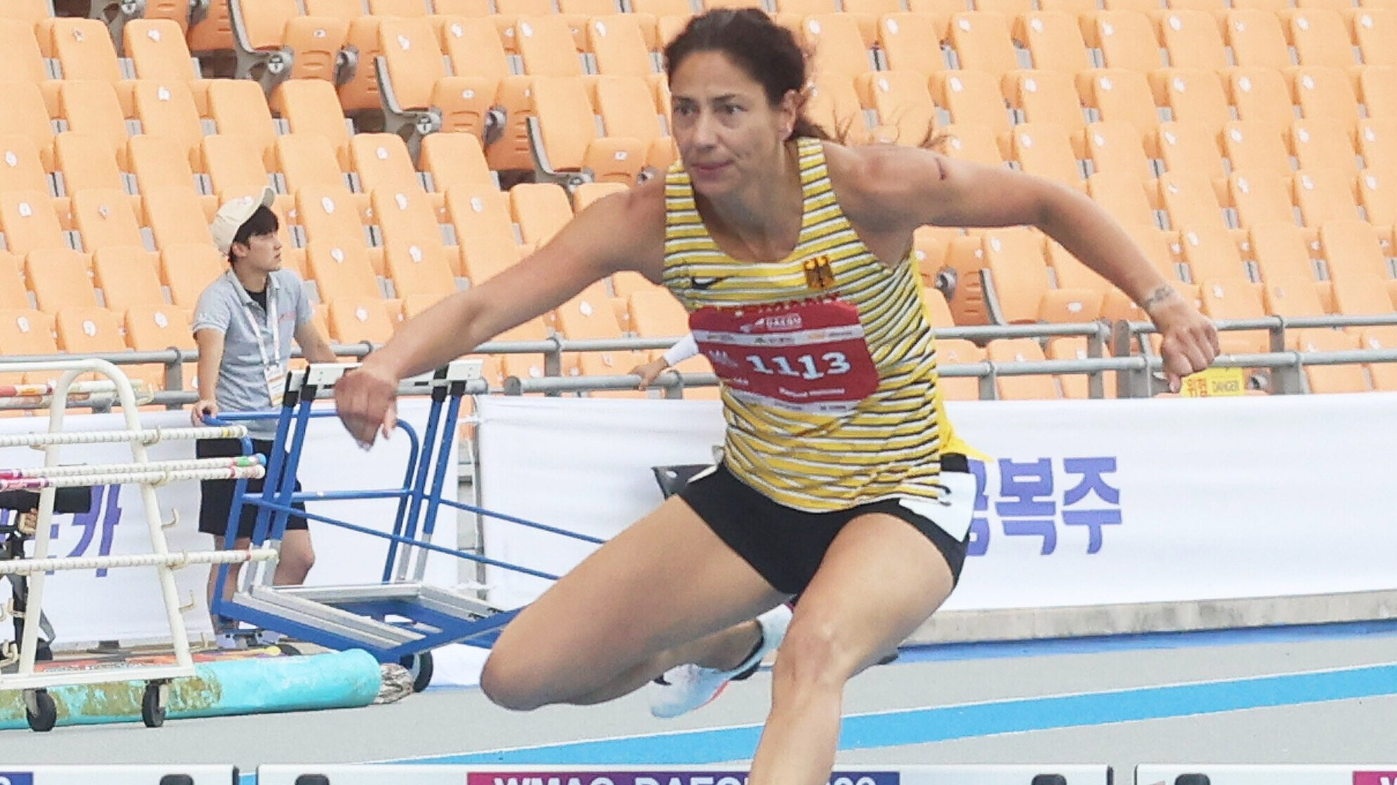 Die deutsche Masters-Leichtathletin Mastina Meissner überläuft eine Hürde.