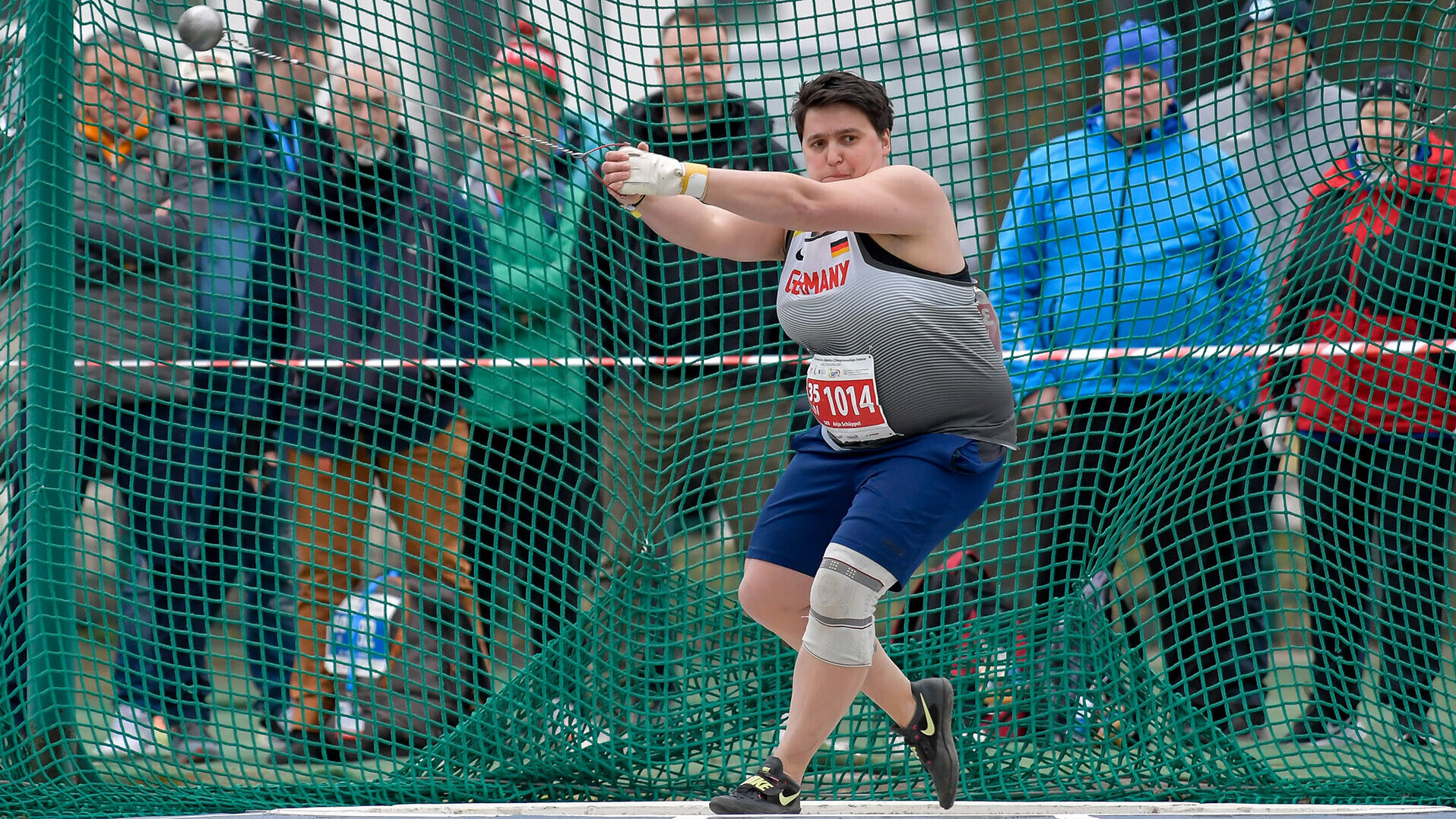 Anja Schüppel schwingt den Hammer