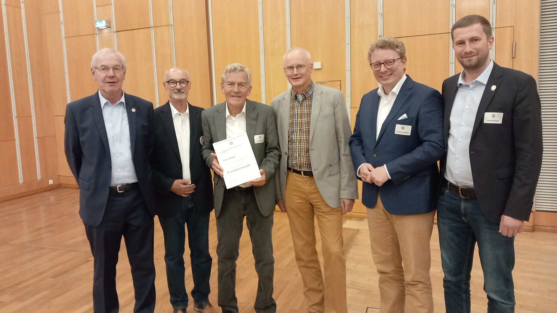Bernhard Bußmann, Peter Westermann (beide FLVW), der frühere 400-Meter-Europameister und Präsident des LV Schleswig-Holstein, Hartmut Weber, der DLV-Aufsichtsratsvorsitzender Jochen Schweizer und der Präsident Sachsen- Anhalt, Andreas Broska, gratulieren Peter Middel (Dritter von links) zur Ehrenmitgliedschaft.