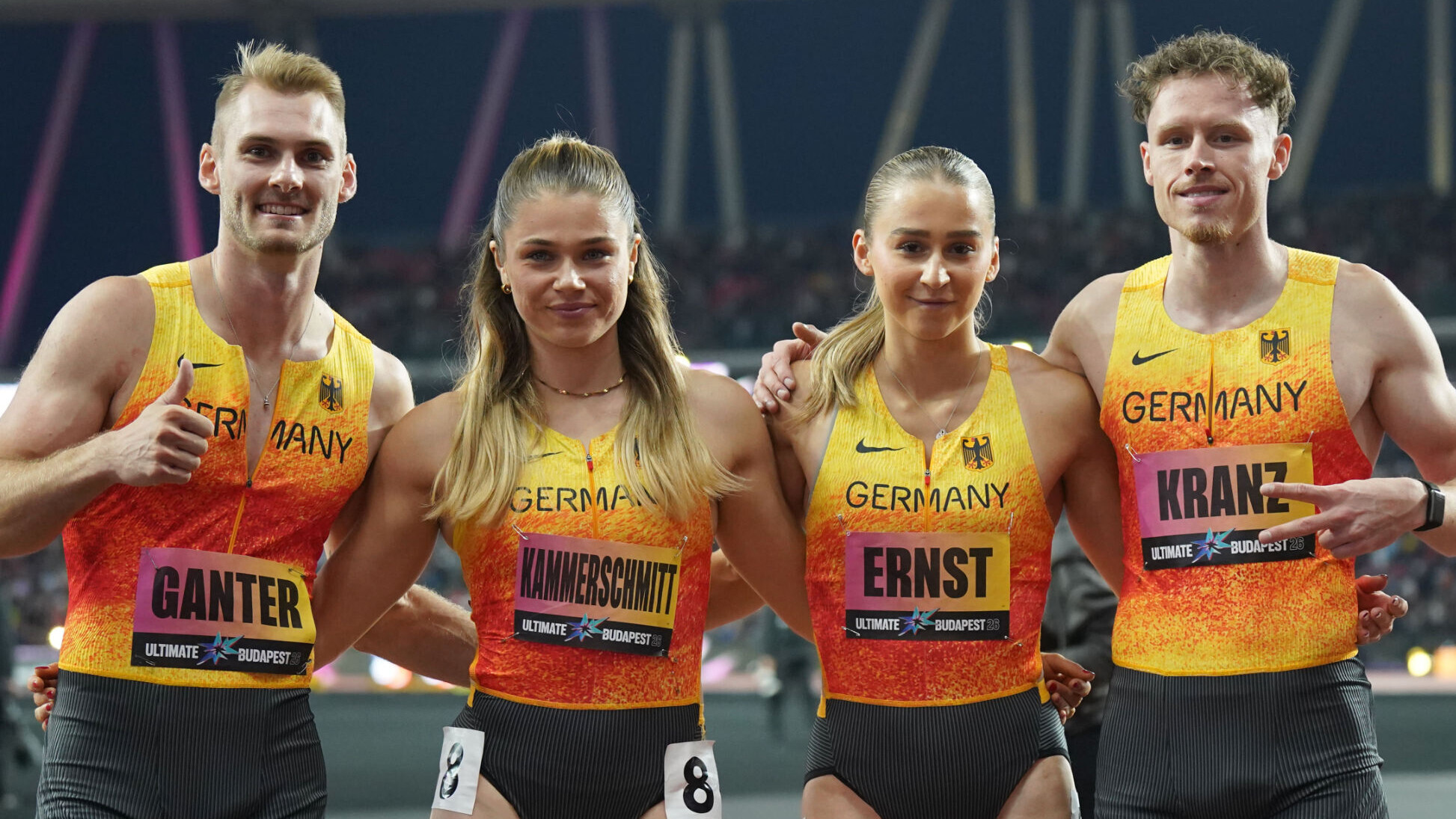 Die deutschen Sprinter Robin Ganter, Sina Kammerschmitt, Jolina Ernst und Kevin Kranz stehen nach einem Staffelrennen Arm in Arm nebeneinander.